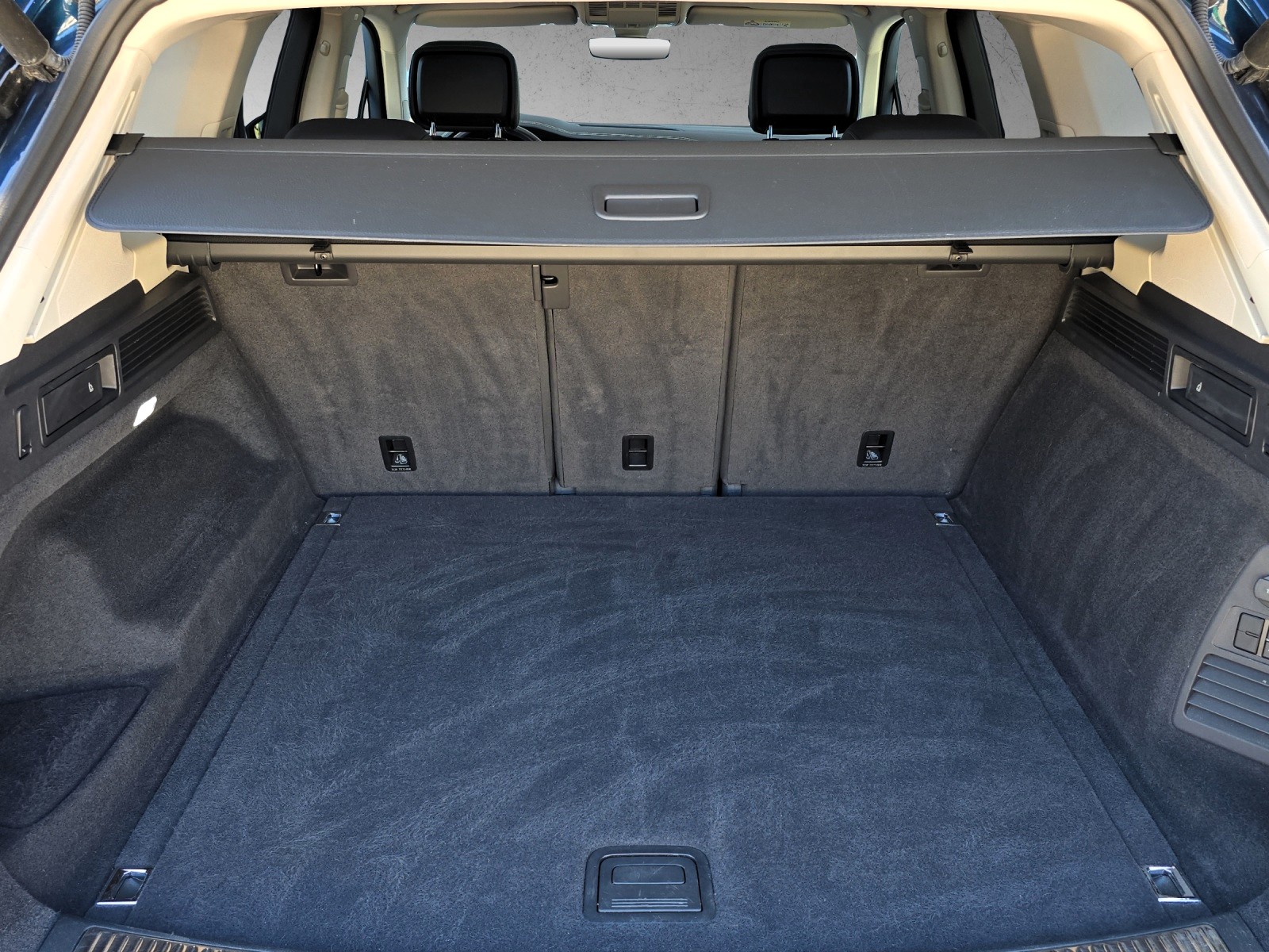 VW Touareg 3.0 TSI Elegance Tiptronic mit Luftfederung-image-17