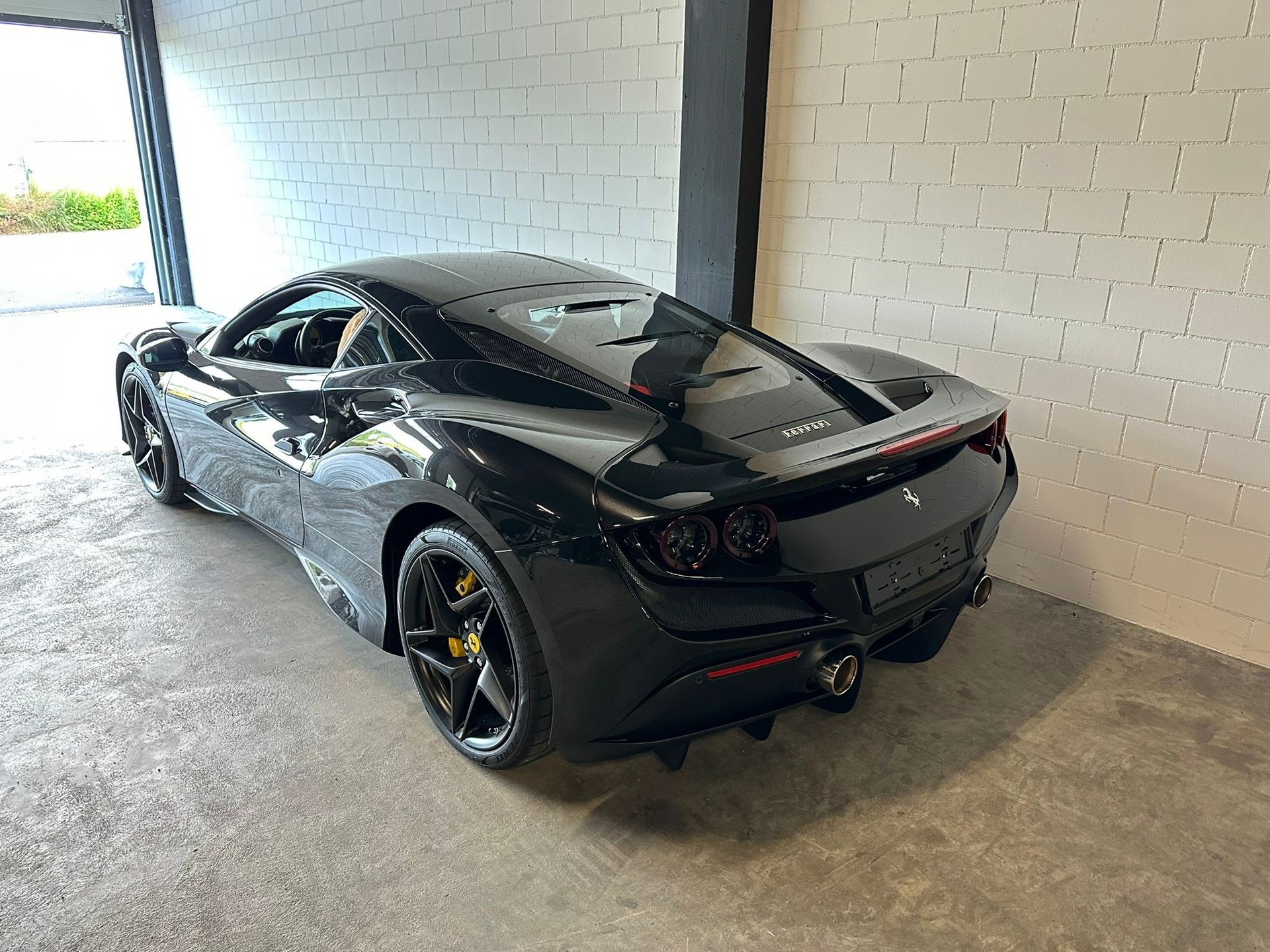 FERRARI F8 Tributo Traumausstattung-showroom-element-3