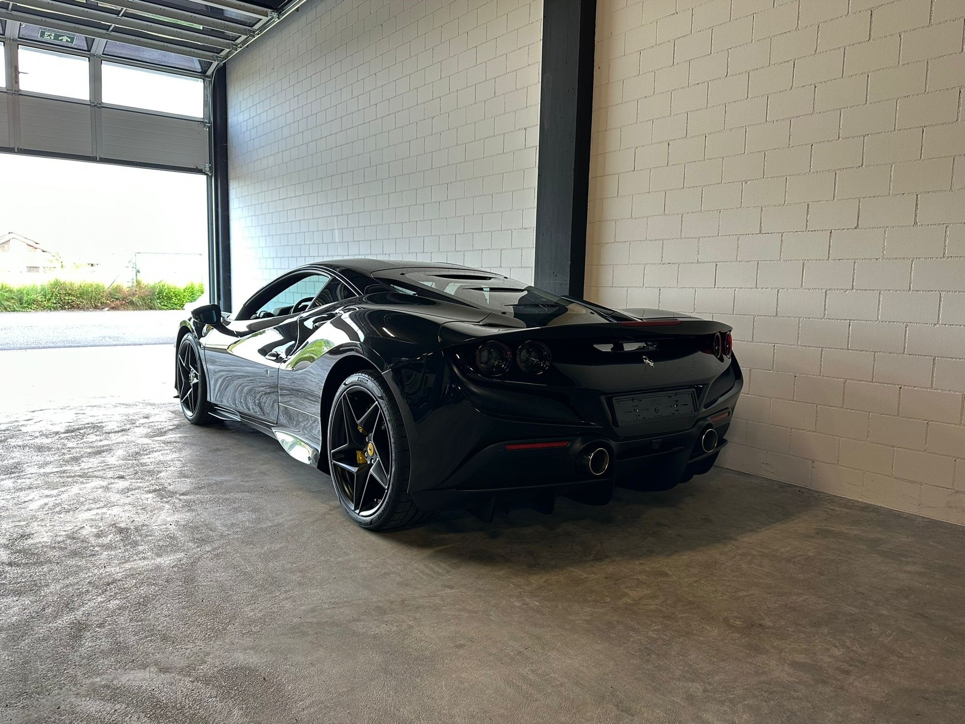 FERRARI F8 Tributo Traumausstattung-showroom-element-2