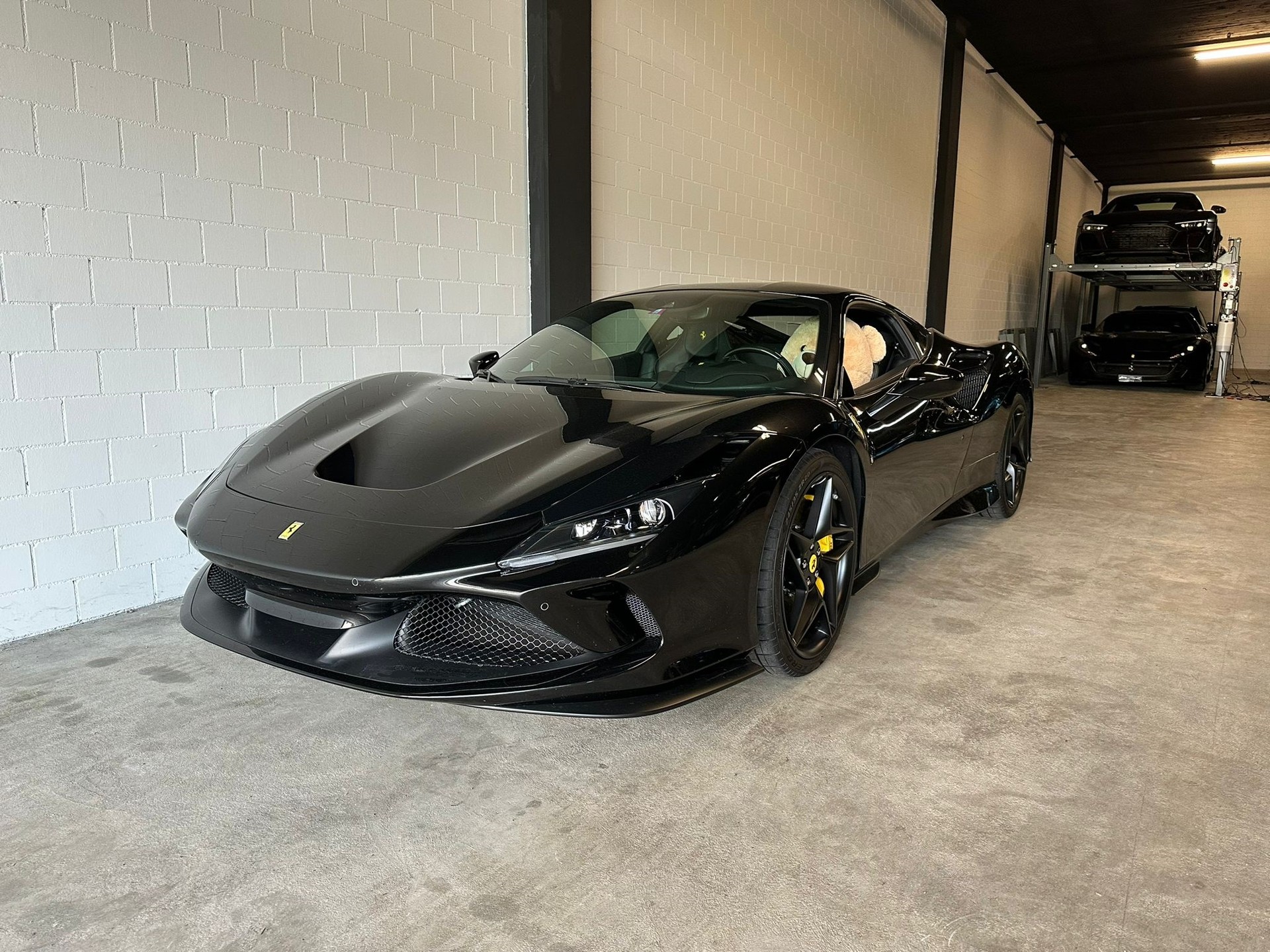 FERRARI F8 Tributo Traumausstattung-showroom-element-1