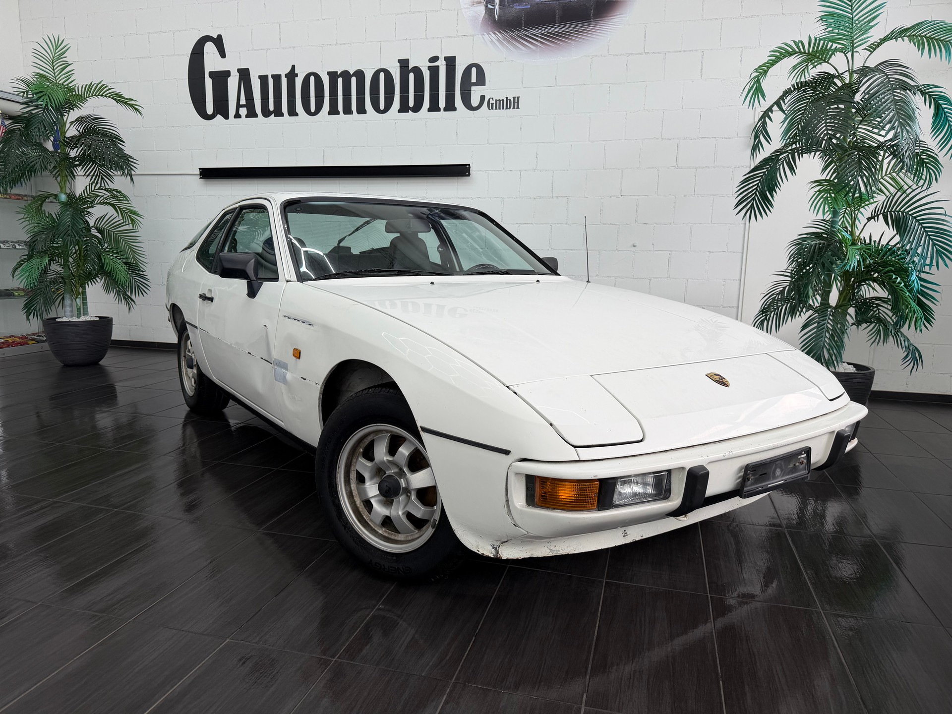 PORSCHE 924-showroom-element-1
