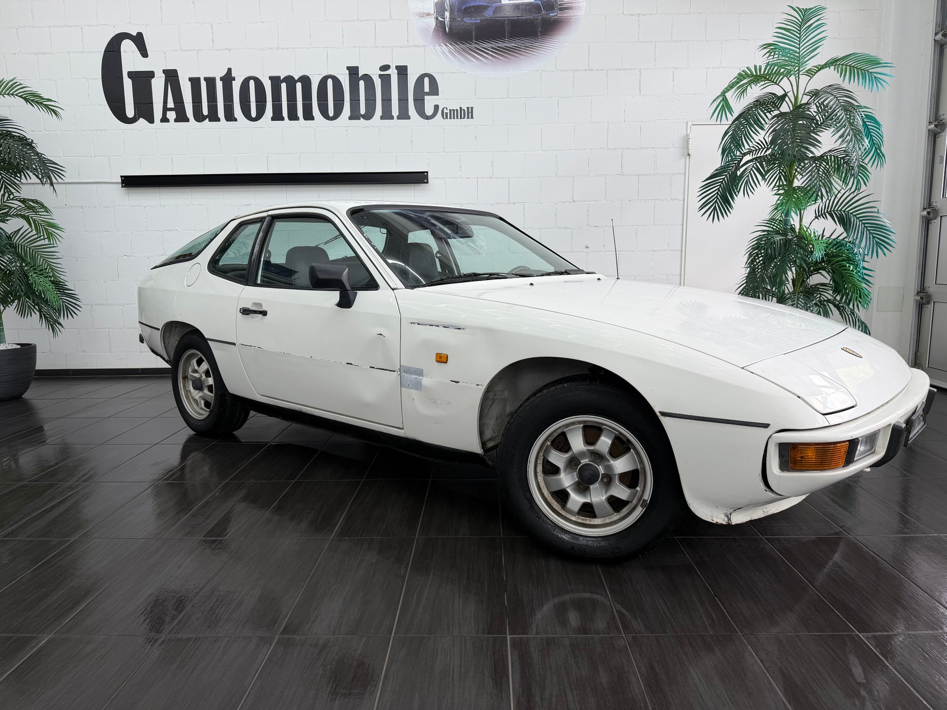 PORSCHE 924-showroom-element-2