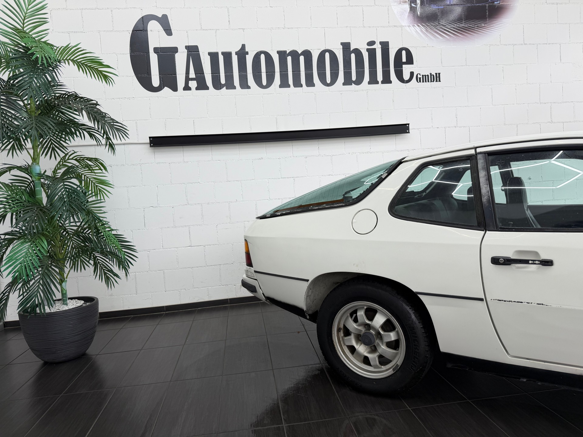 PORSCHE 924-showroom-element-3