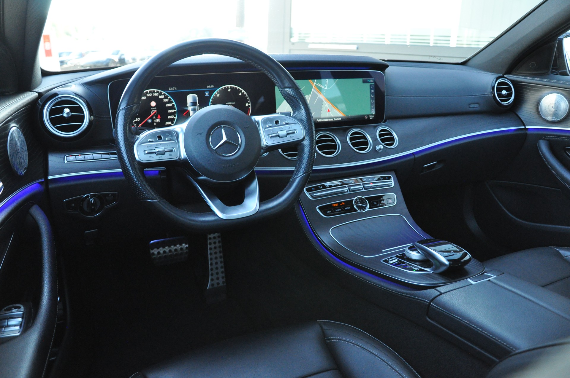 MERCEDES-BENZ E 220 d Swiss Star AMG Line 4Matic 9G-Tronic-image-14