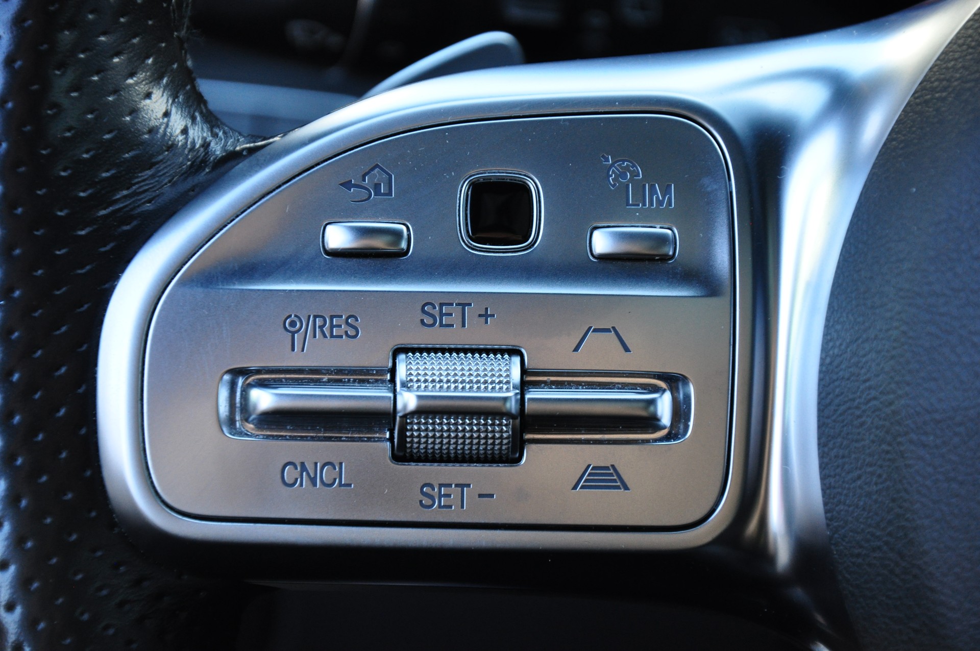 MERCEDES-BENZ E 220 d Swiss Star AMG Line 4Matic 9G-Tronic-image-18
