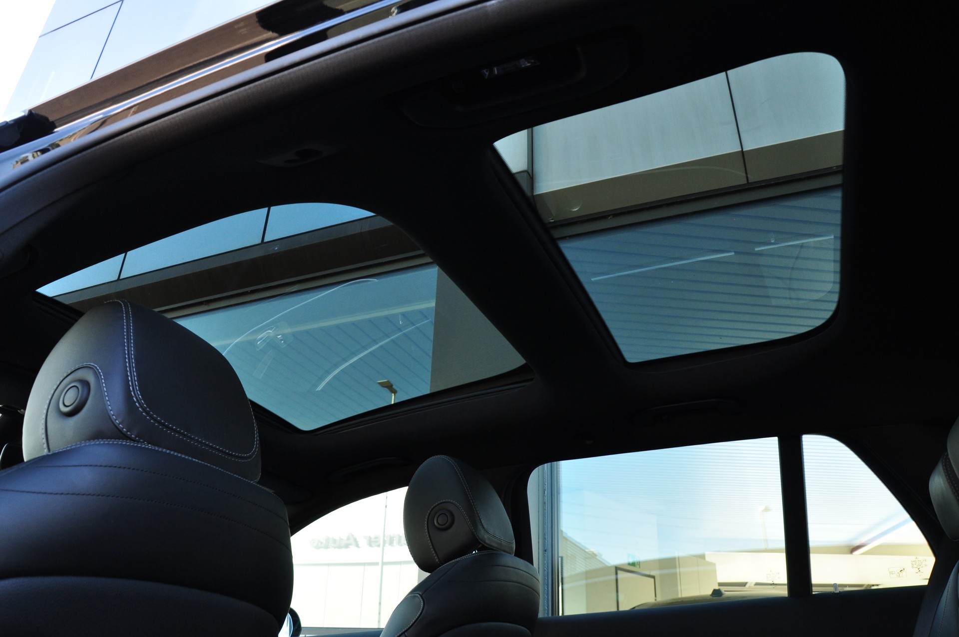 MERCEDES-BENZ E 220 d Swiss Star AMG Line 4Matic 9G-Tronic-image-24