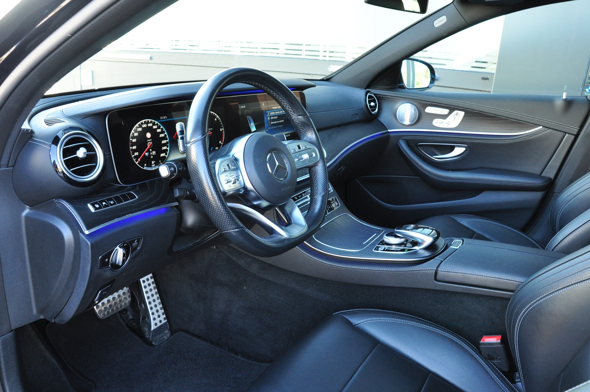 MERCEDES-BENZ E 220 d Swiss Star AMG Line 4Matic 9G-Tronic-image-21