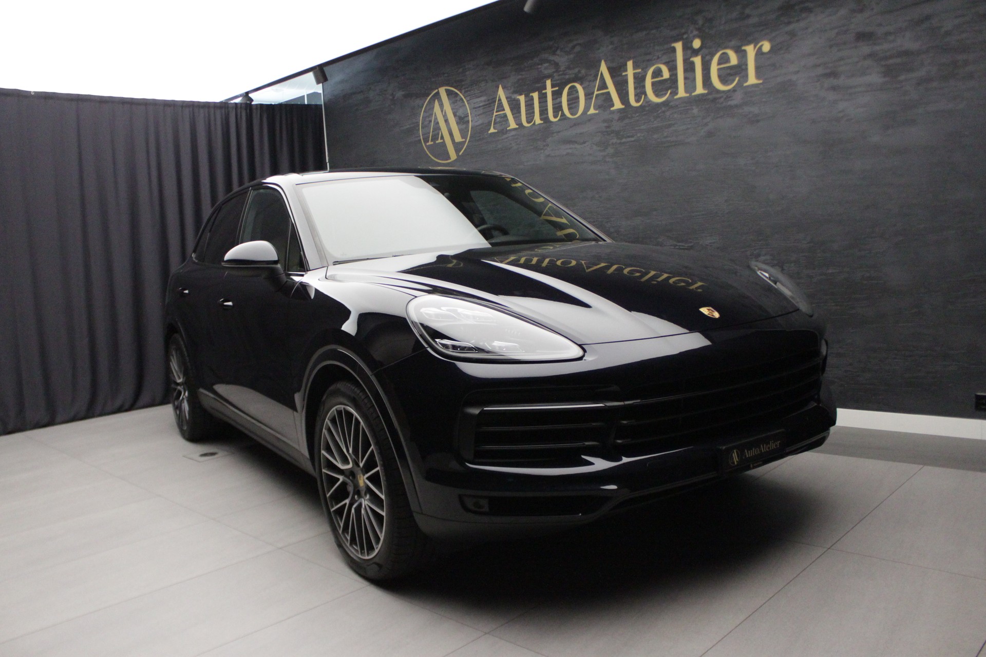 PORSCHE Cayenne S-showroom-element-1
