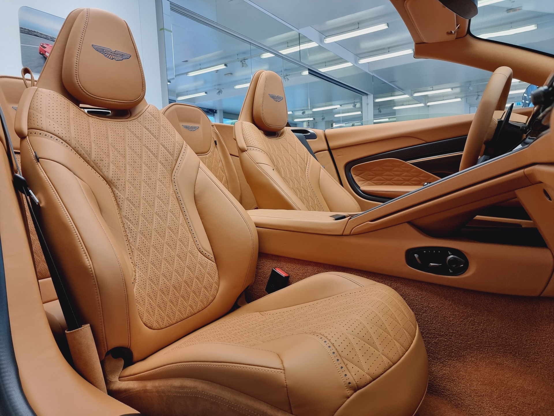 ASTON MARTIN DB12 Volante-image-12