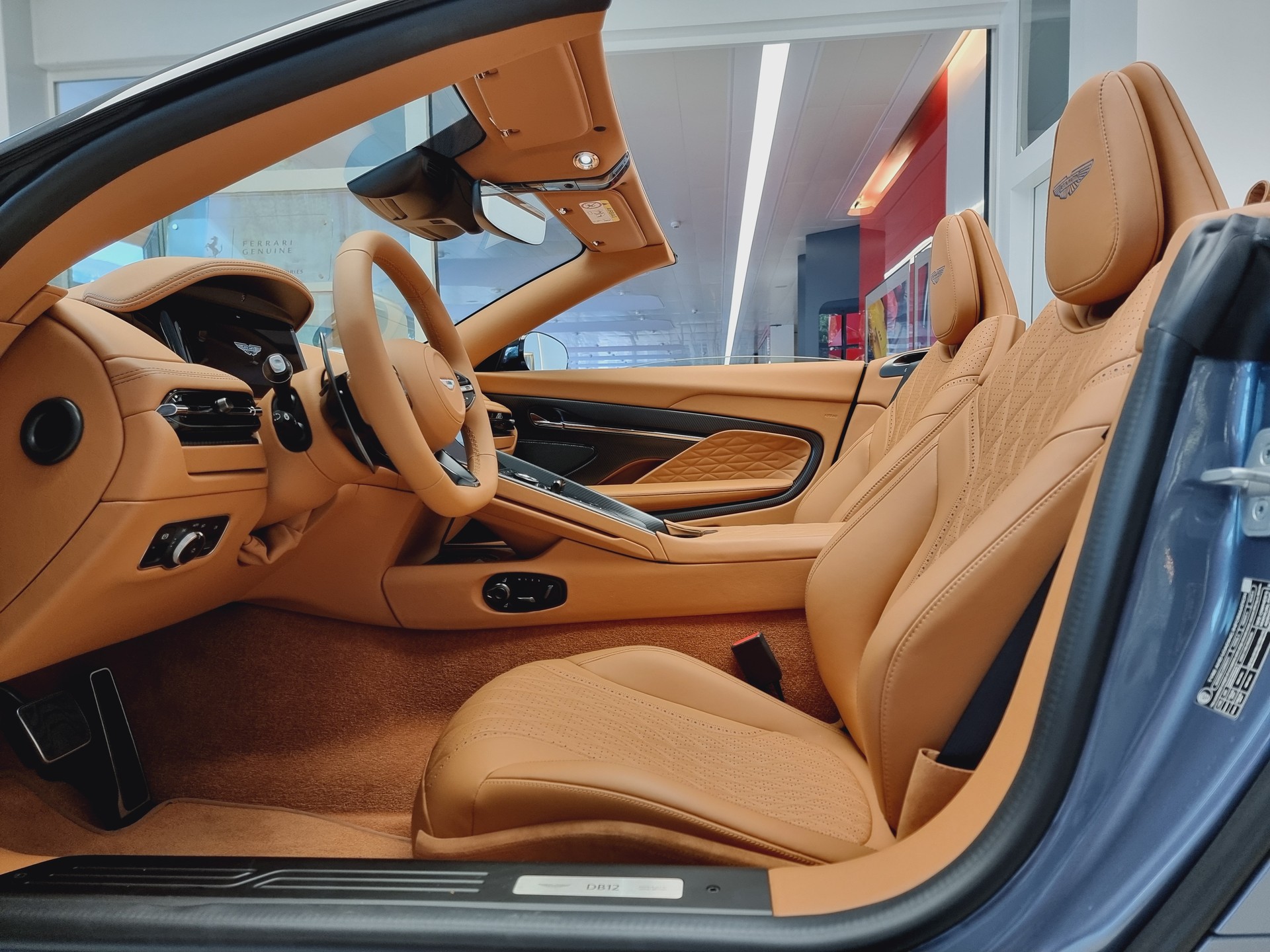 ASTON MARTIN DB12 Volante-image-8