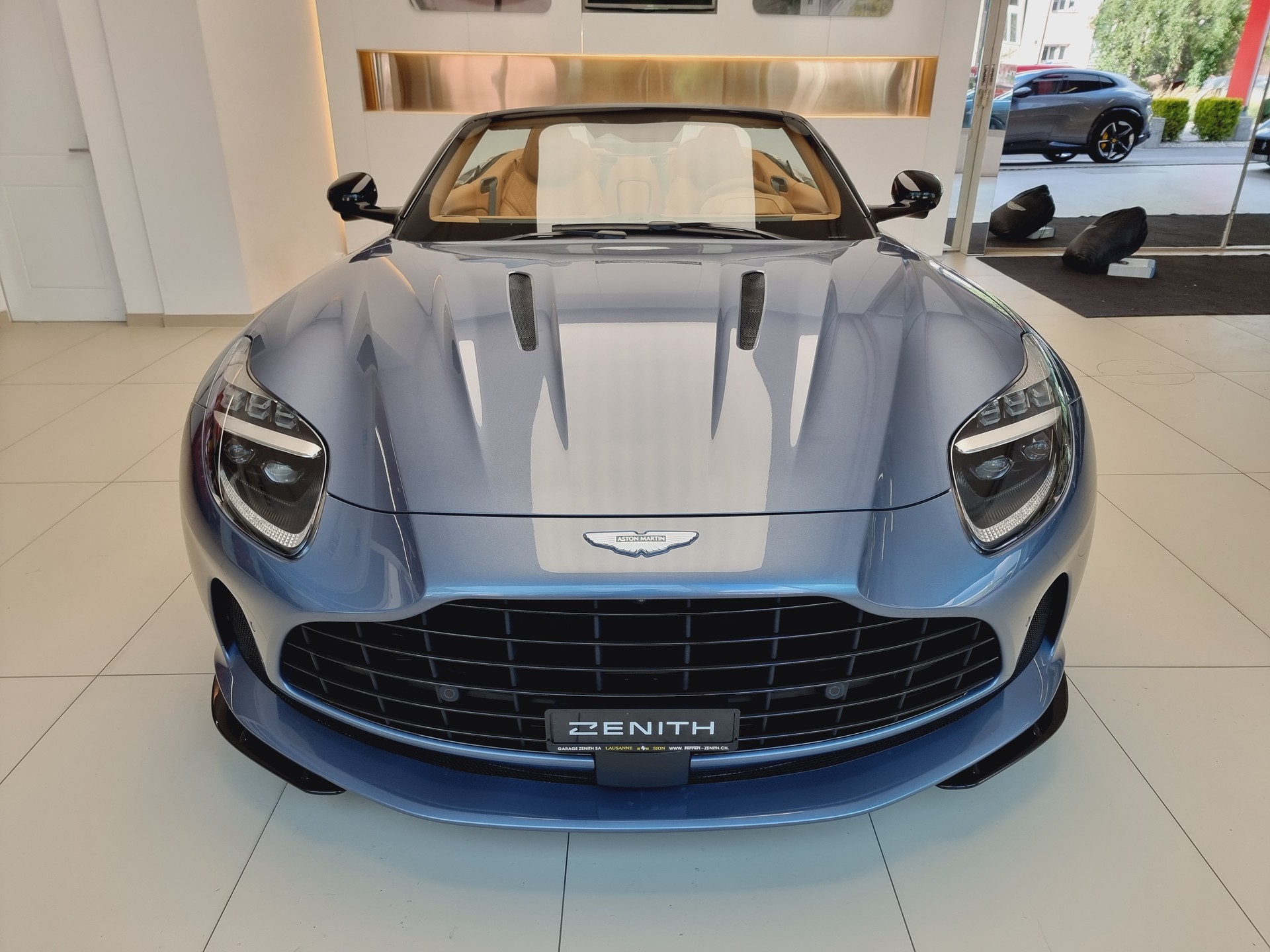 ASTON MARTIN DB12 Volante-image-1