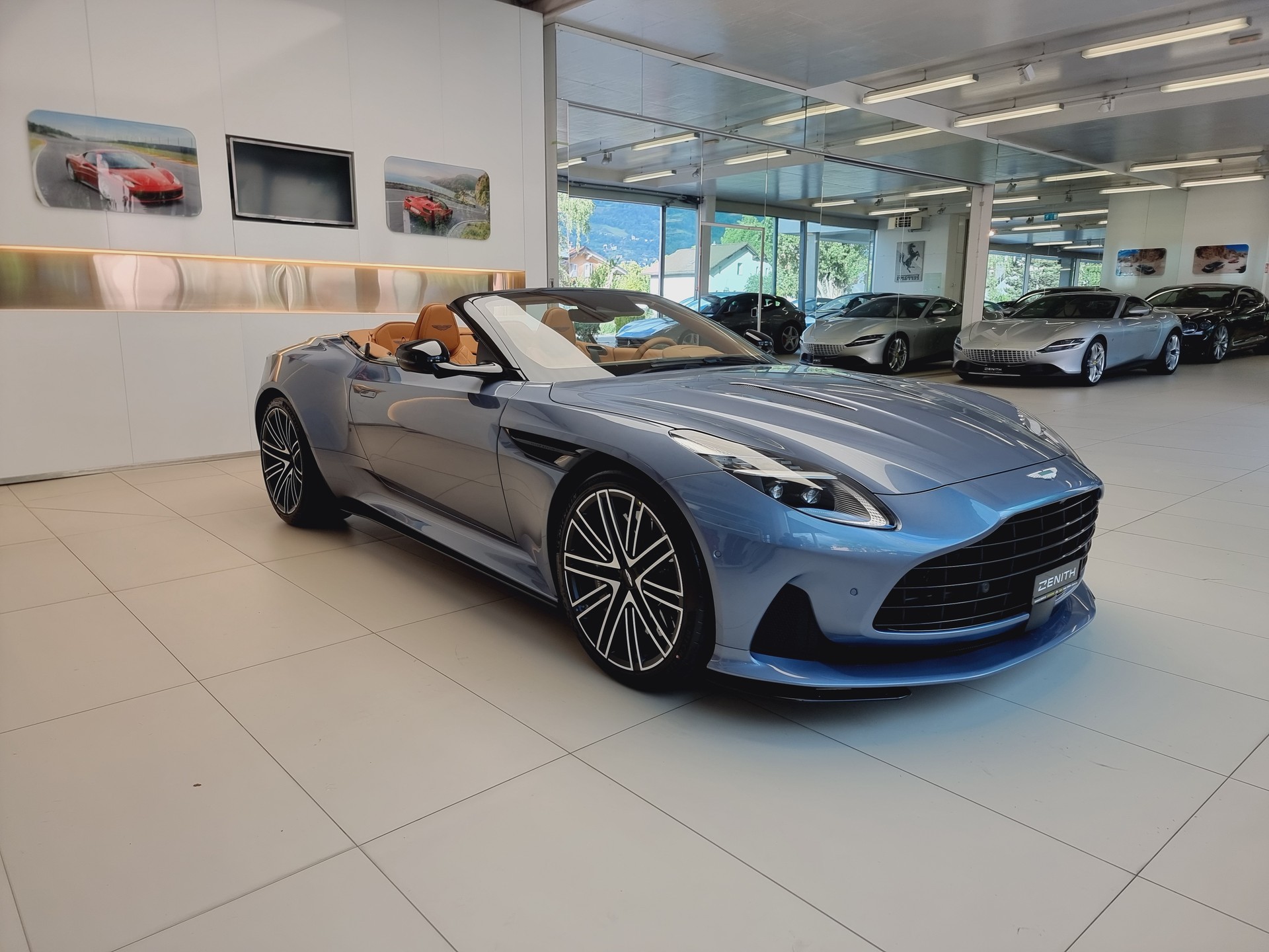 ASTON MARTIN DB12 Volante-image-2