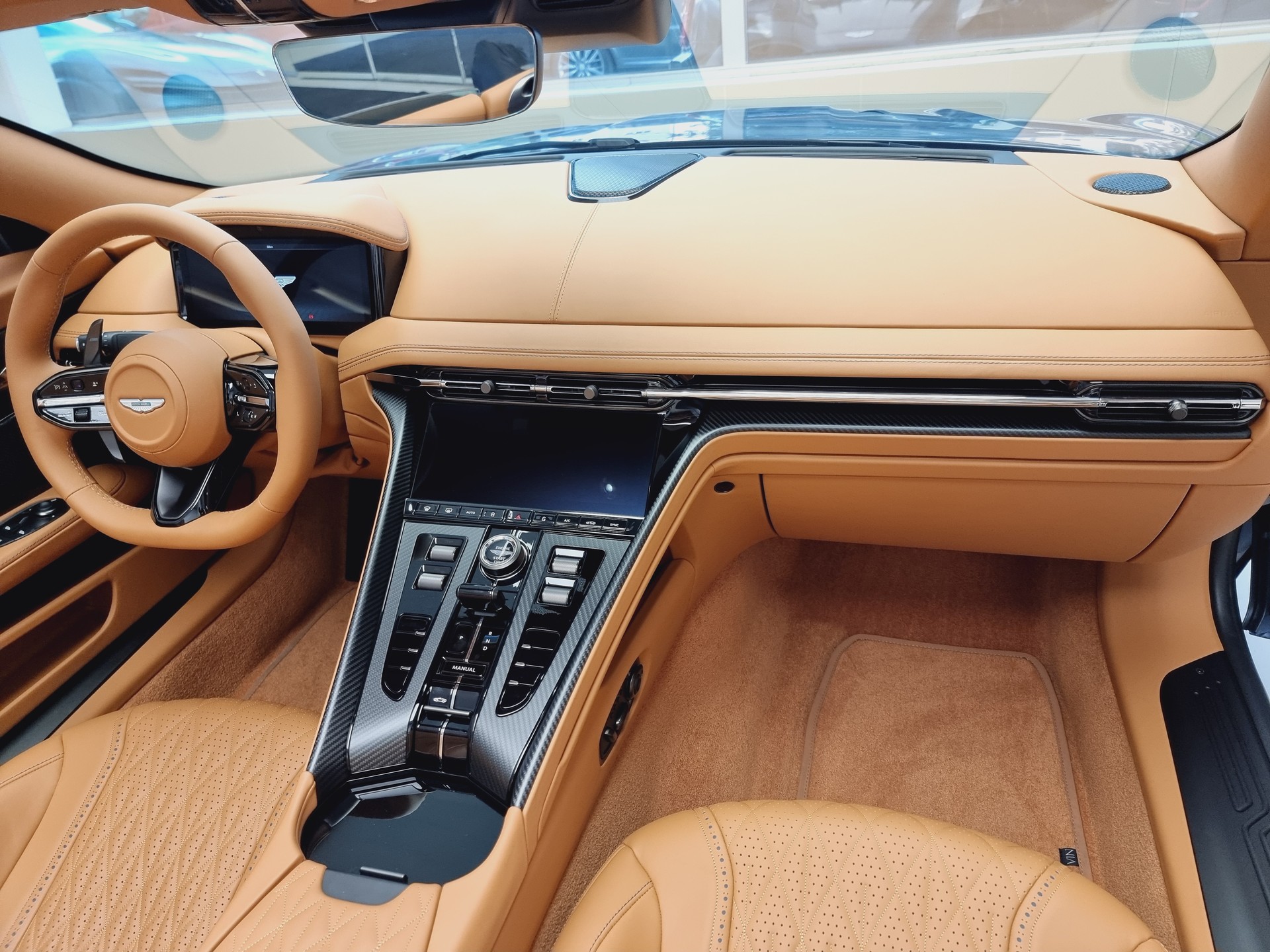 ASTON MARTIN DB12 Volante-image-10