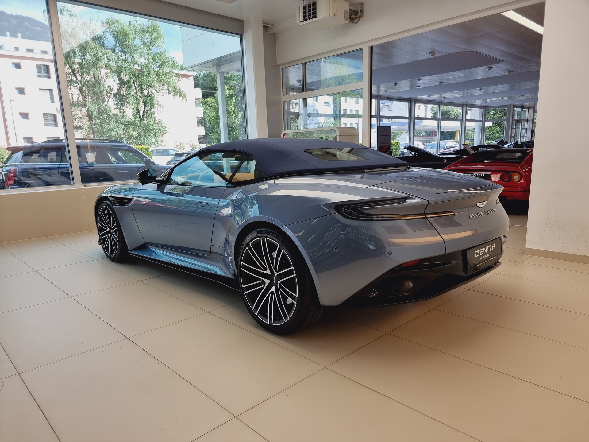 ASTON MARTIN DB12 Volante-image-6