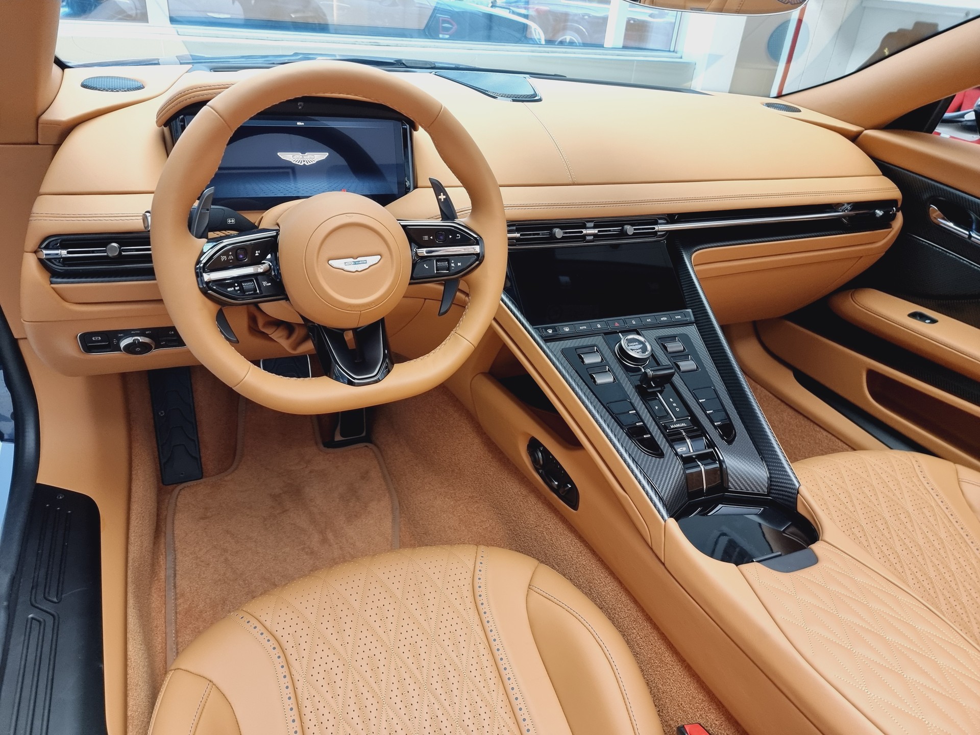 ASTON MARTIN DB12 Volante-image-13