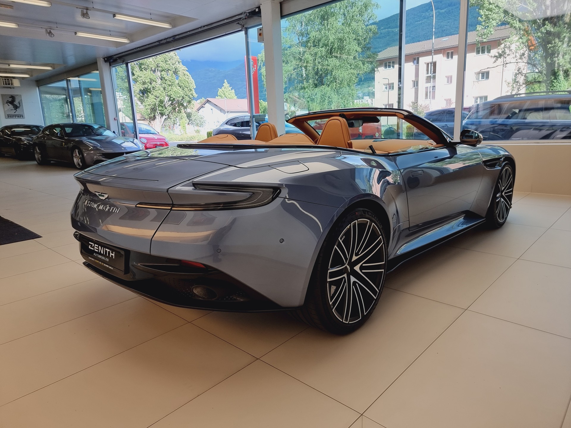ASTON MARTIN DB12 Volante-image-4