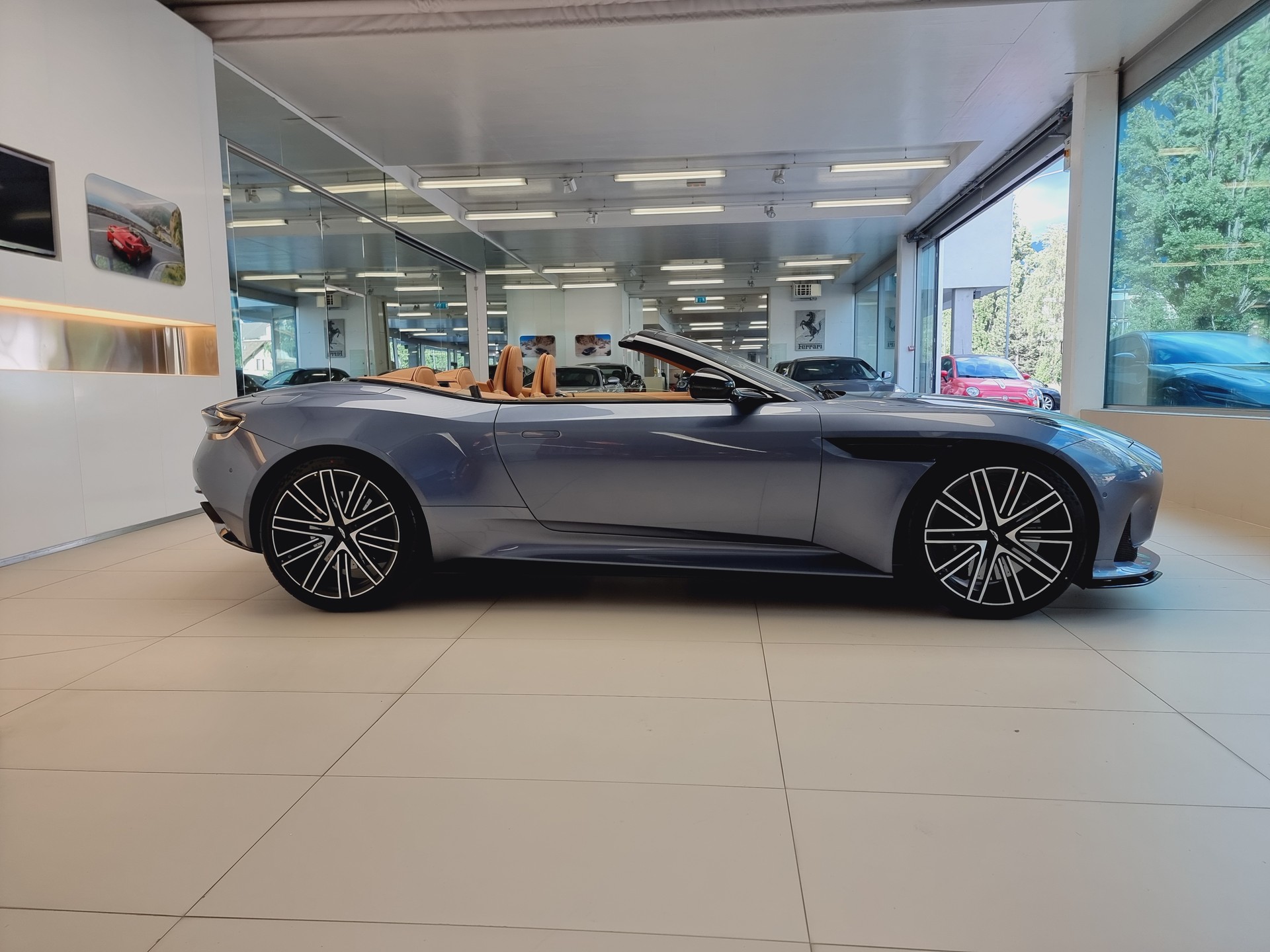 ASTON MARTIN DB12 Volante-image-3