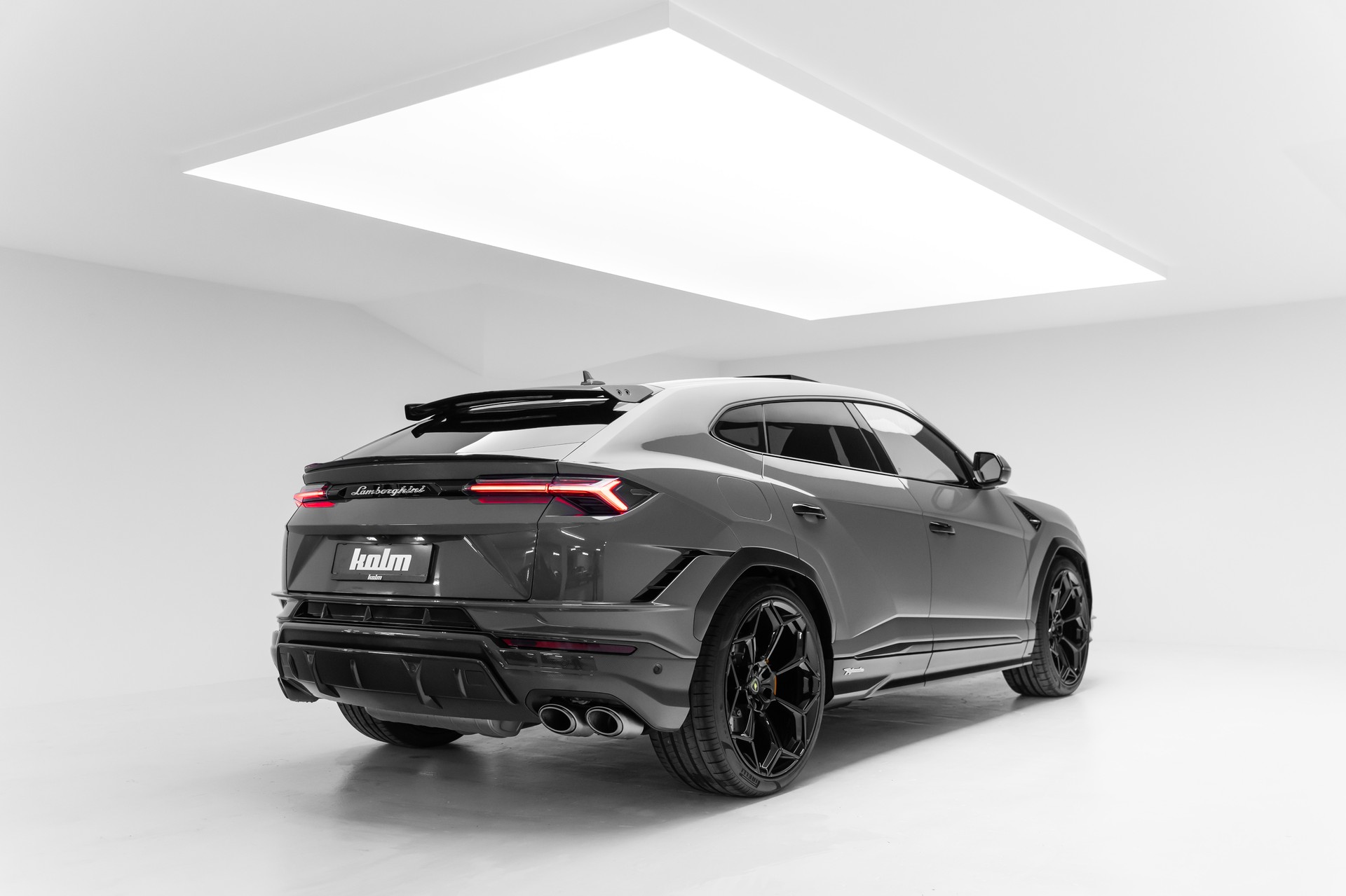LAMBORGHINI Performante-showroom-element-3