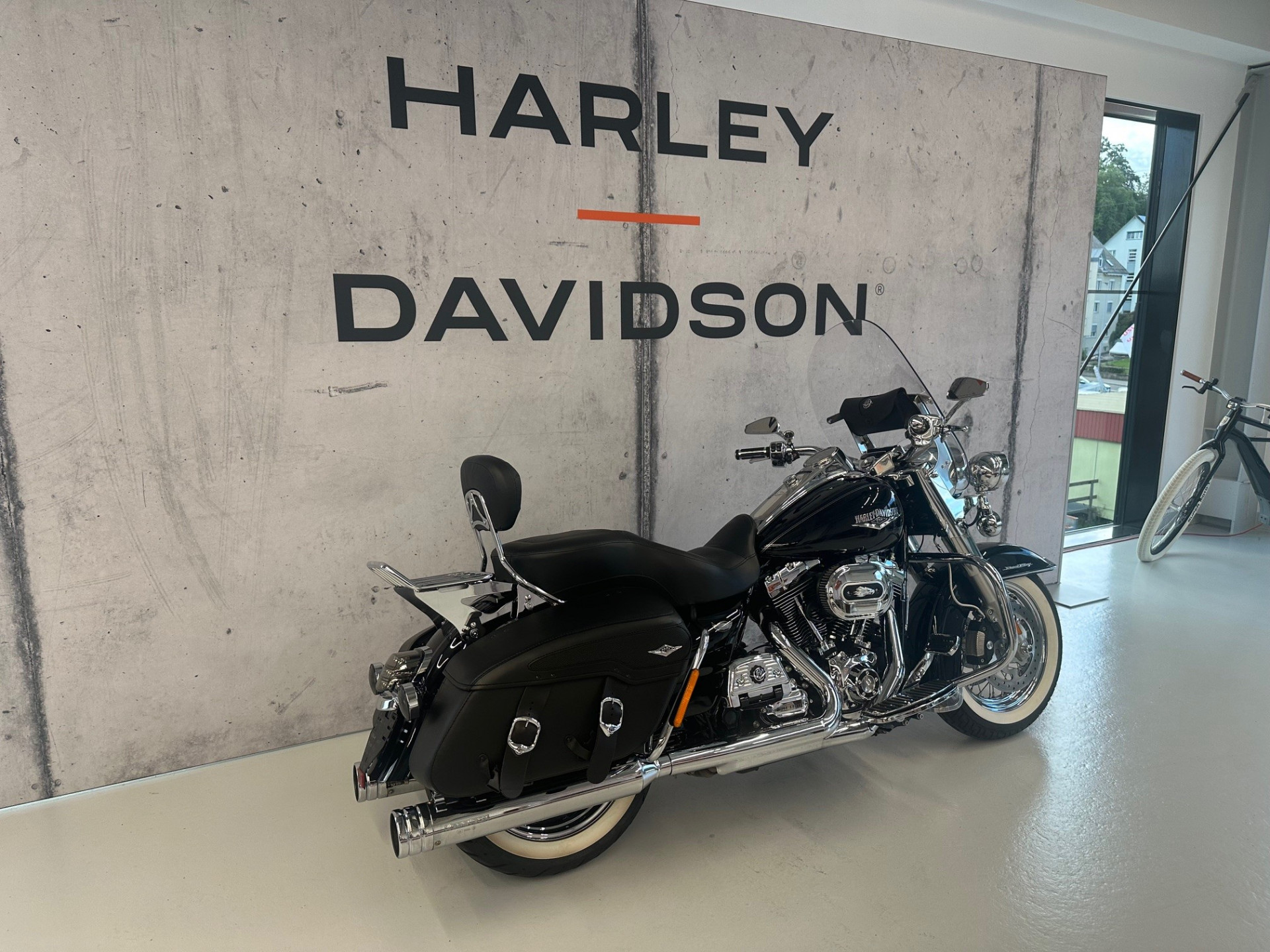 HARLEY-DAVIDSON FLHRC 1690 Road King Classic-image-2