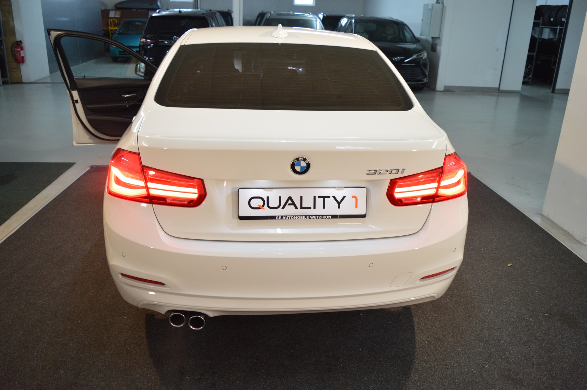 BMW 320i Steptronic-image-9