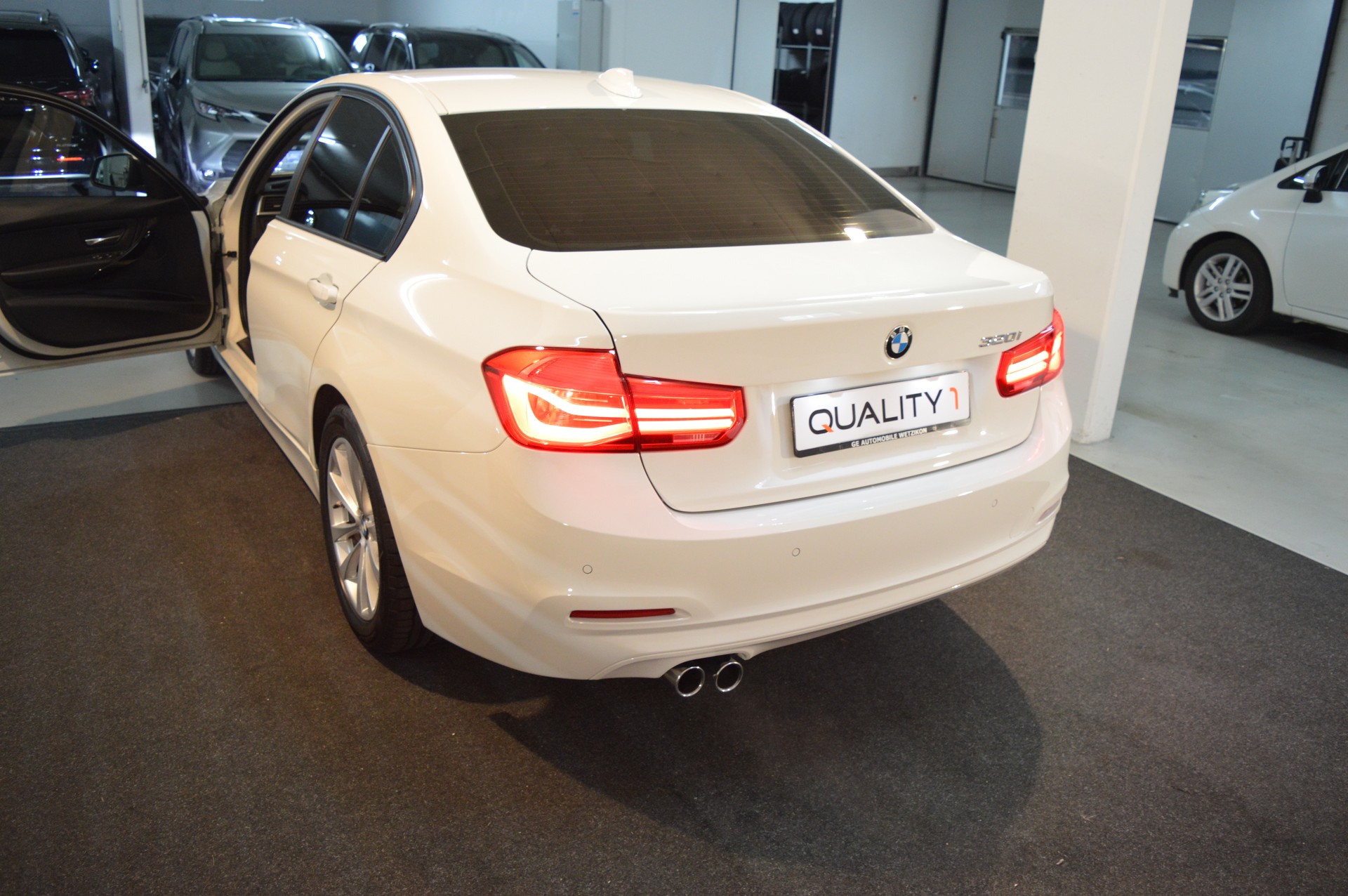 BMW 320i Steptronic-image-7