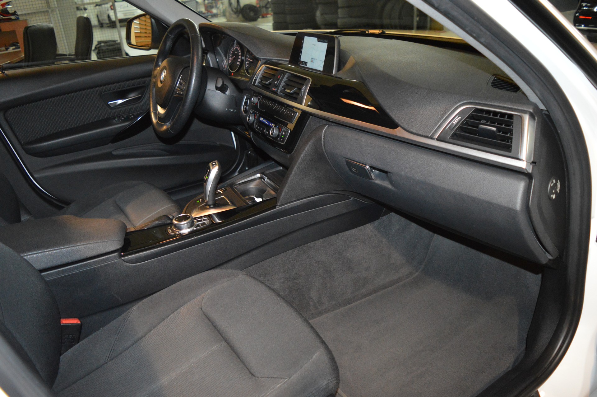 BMW 320i Steptronic-image-15