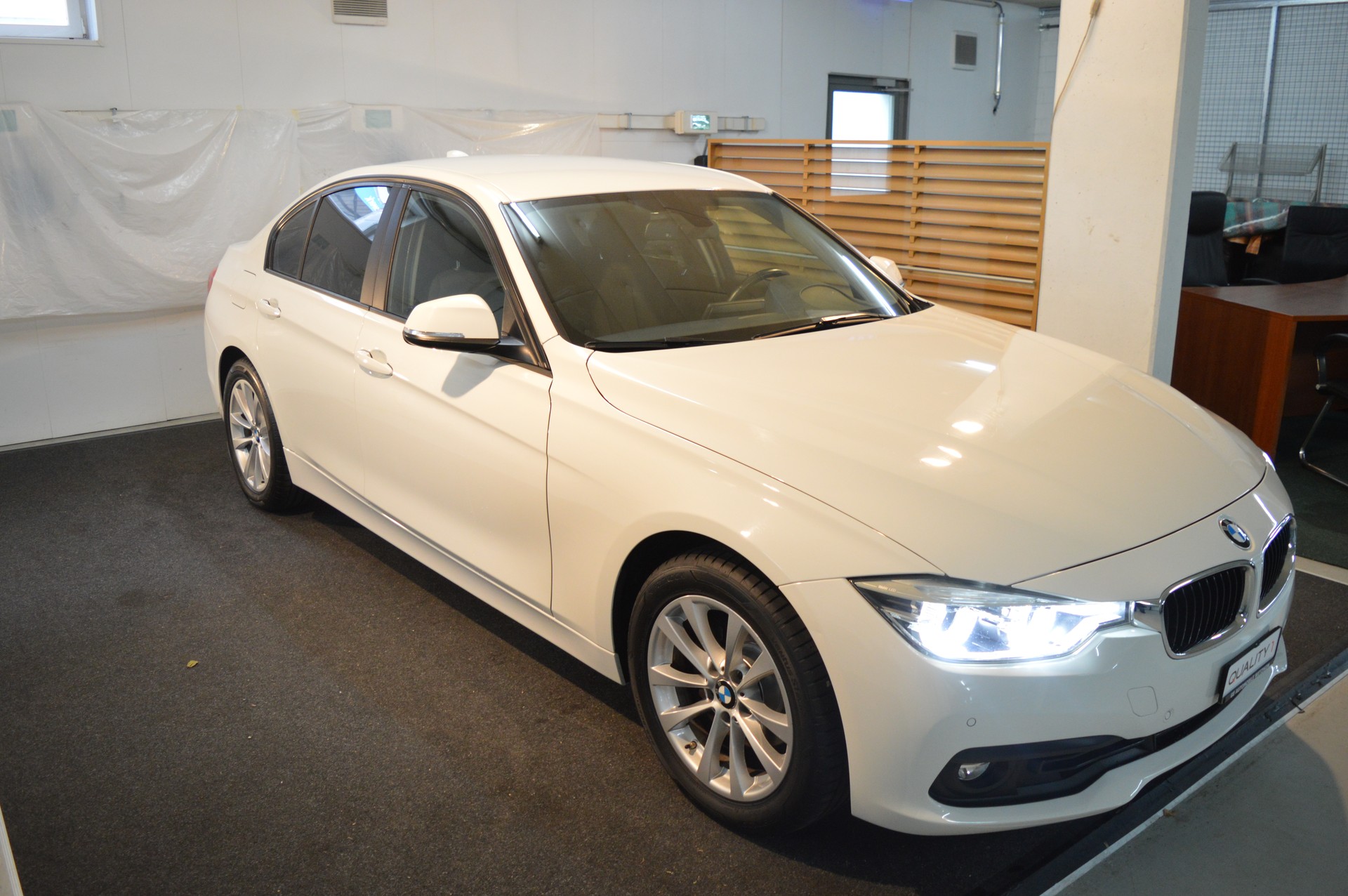 BMW 320i Steptronic-showroom-element-3