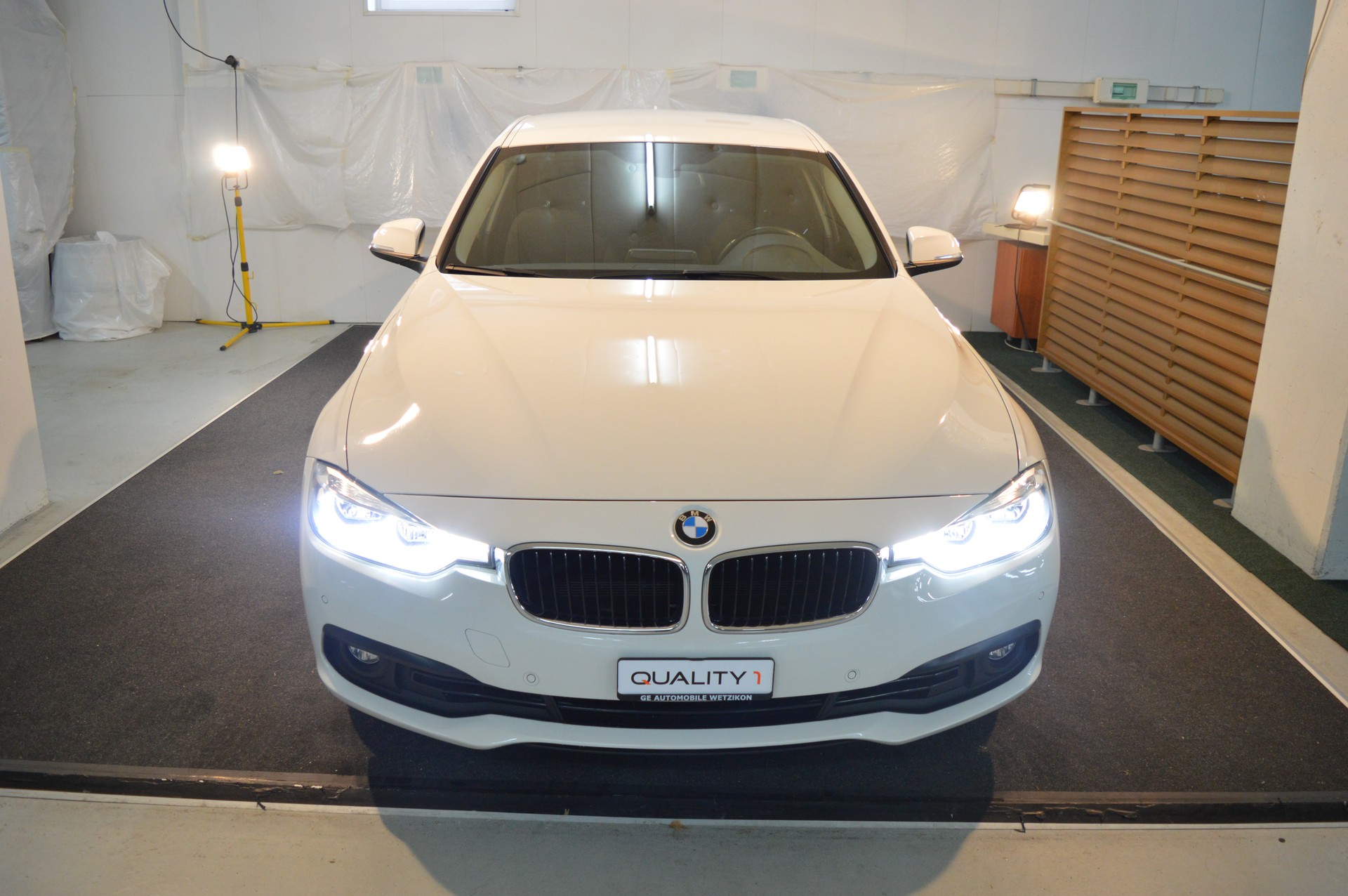 BMW 320i Steptronic-showroom-element-2