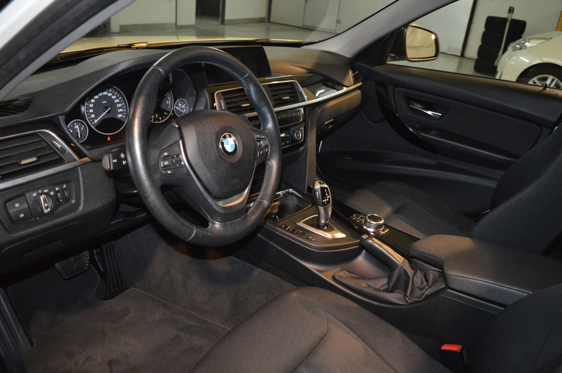 BMW 320i Steptronic-image-13