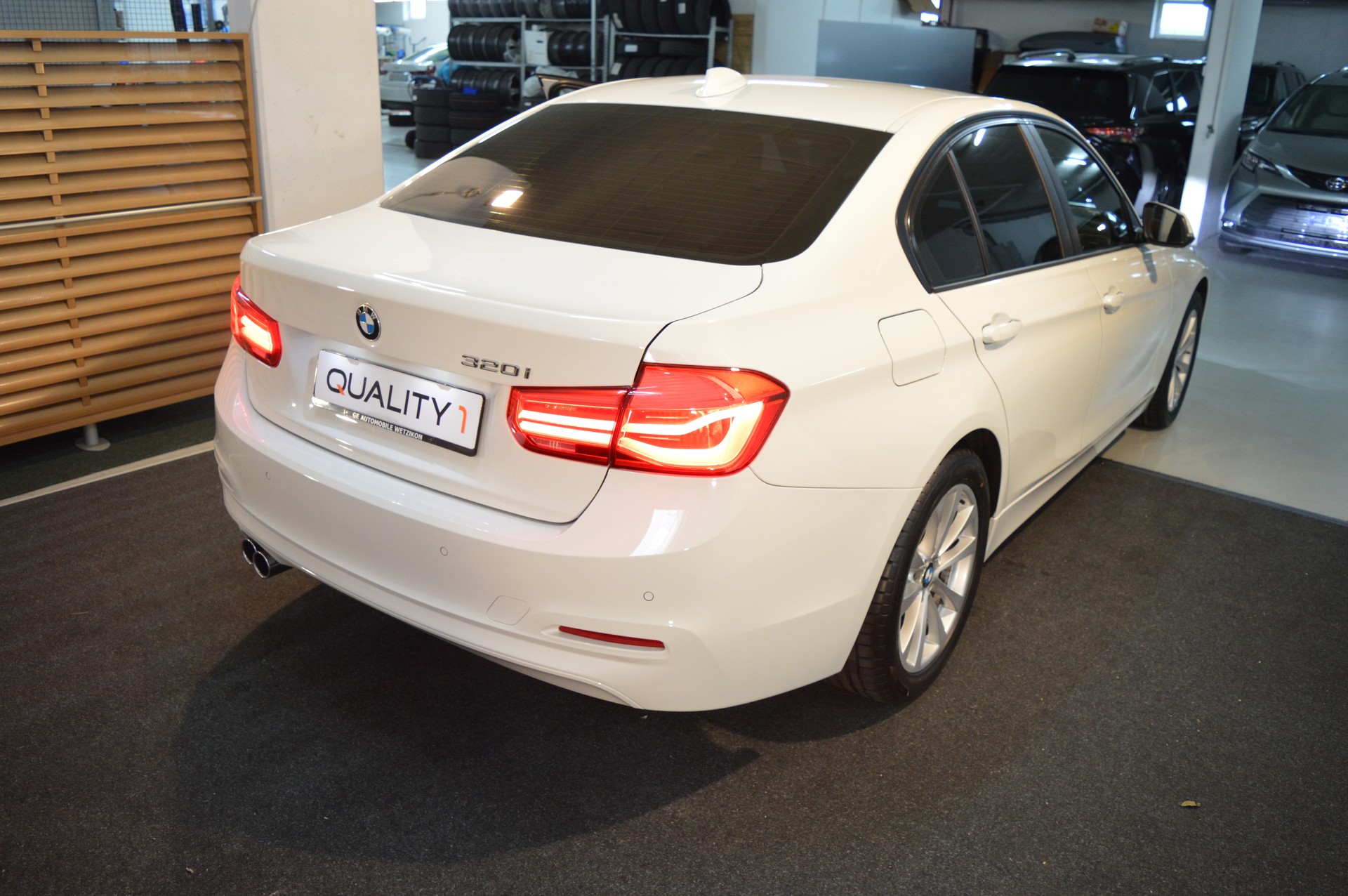 BMW 320i Steptronic-image-8