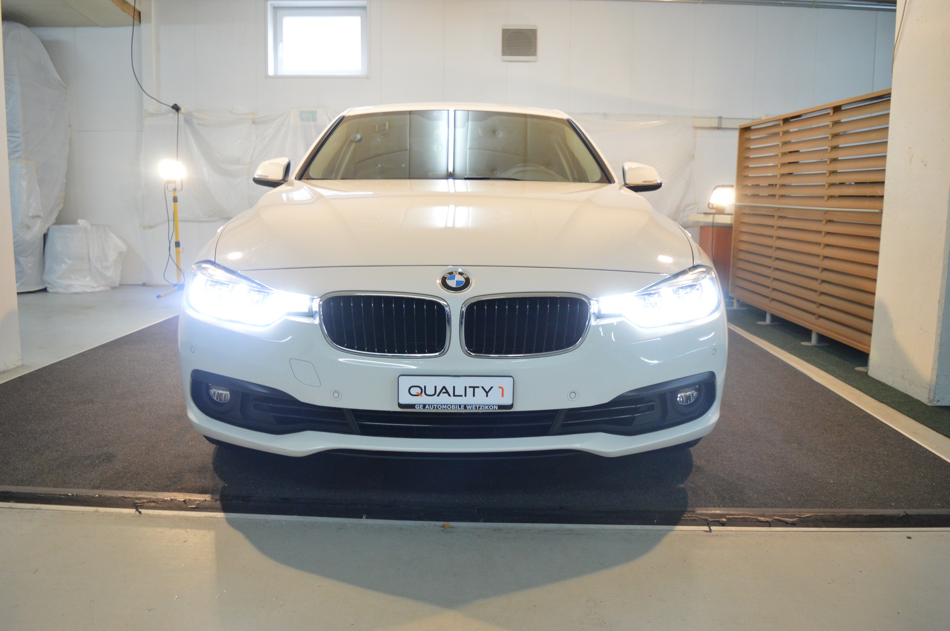 BMW 320i Steptronic-showroom-element-1
