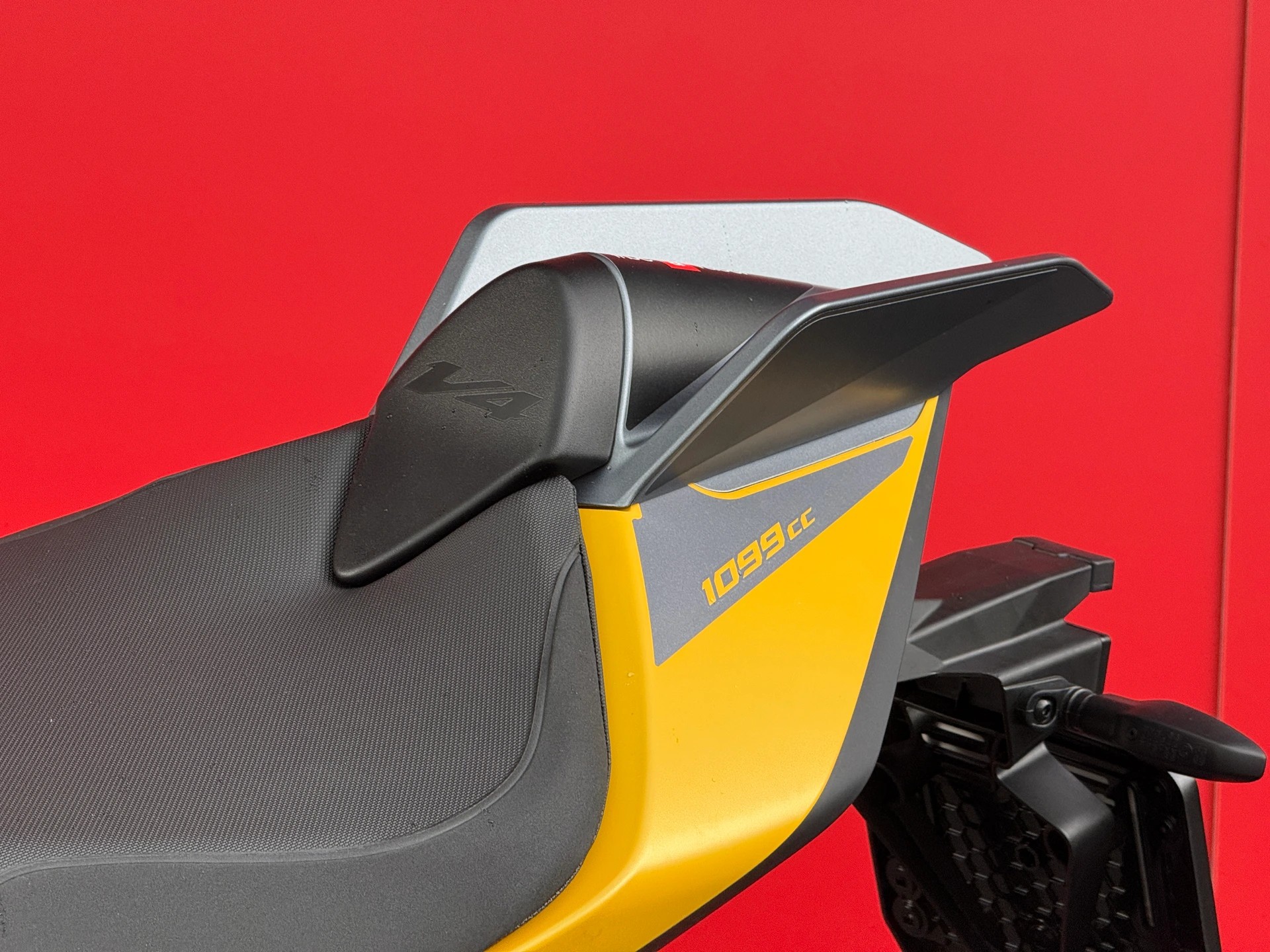 APRILIA Tuono V4 1100-image-9