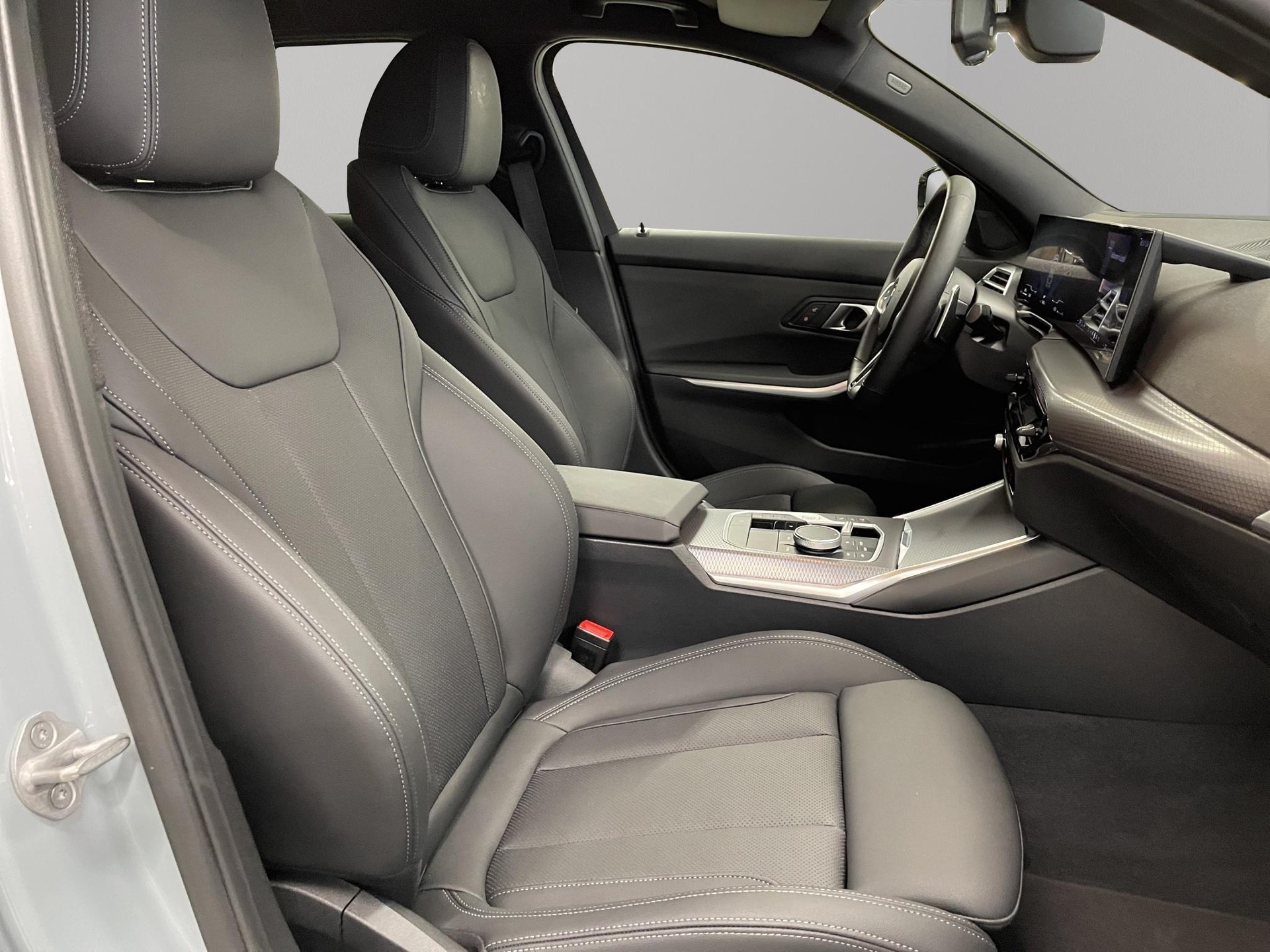 BMW 330d xDrive 48V Touring-image-16