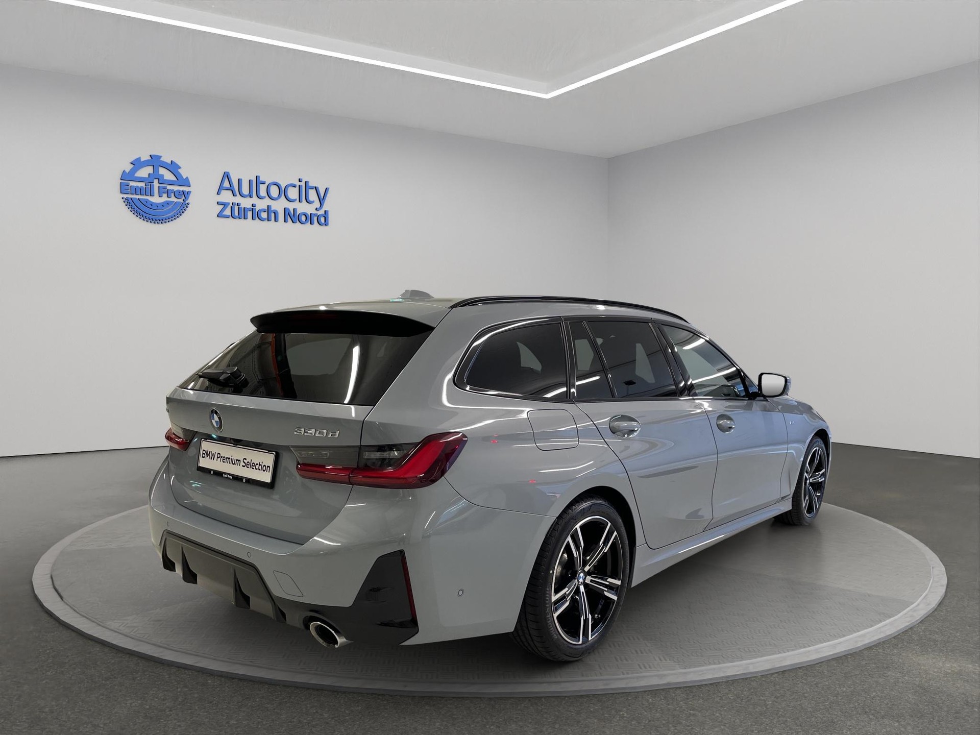 BMW 330d xDrive 48V Touring-showroom-element-1