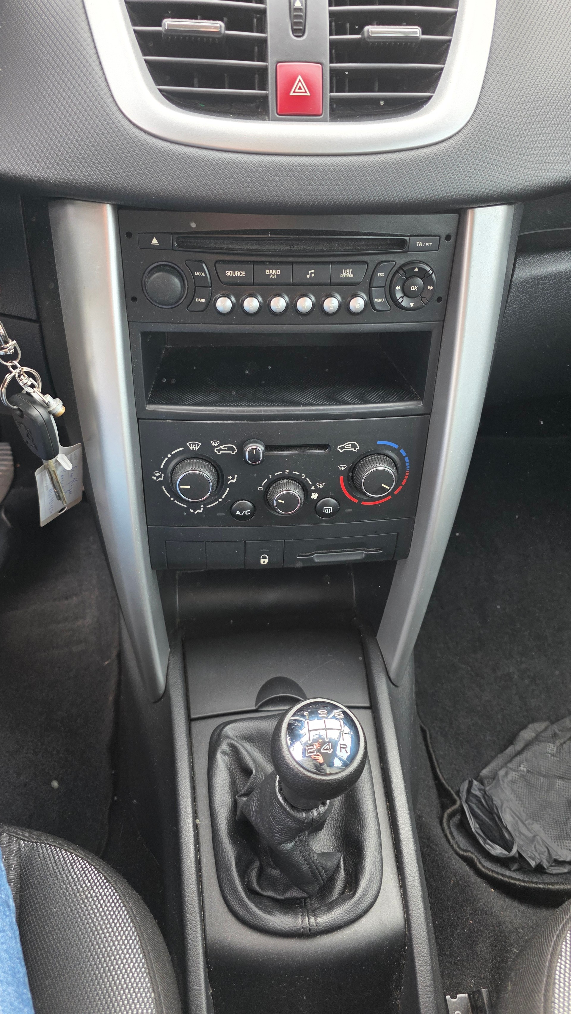 PEUGEOT 207 1.4 16V Active-image-9