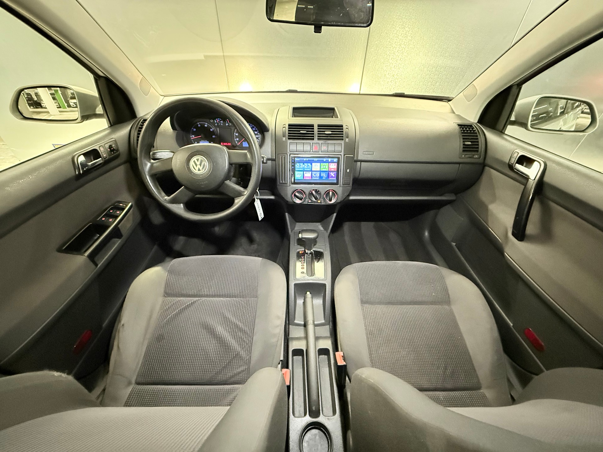 VW Polo 1.4 16V Young&Fresh Automatic-image-8