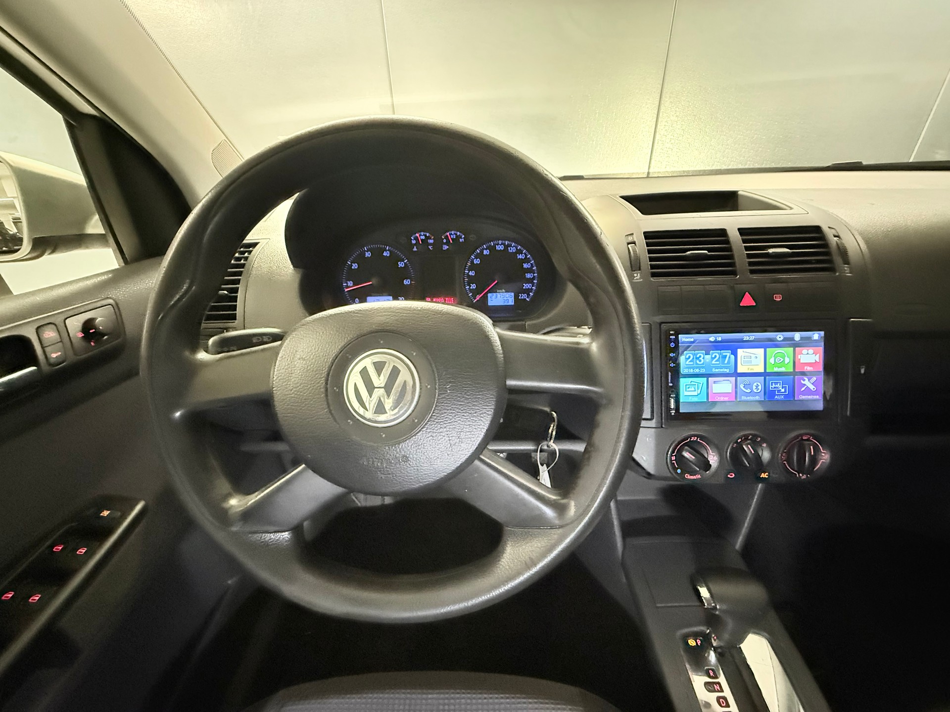 VW Polo 1.4 16V Young&Fresh Automatic-image-9
