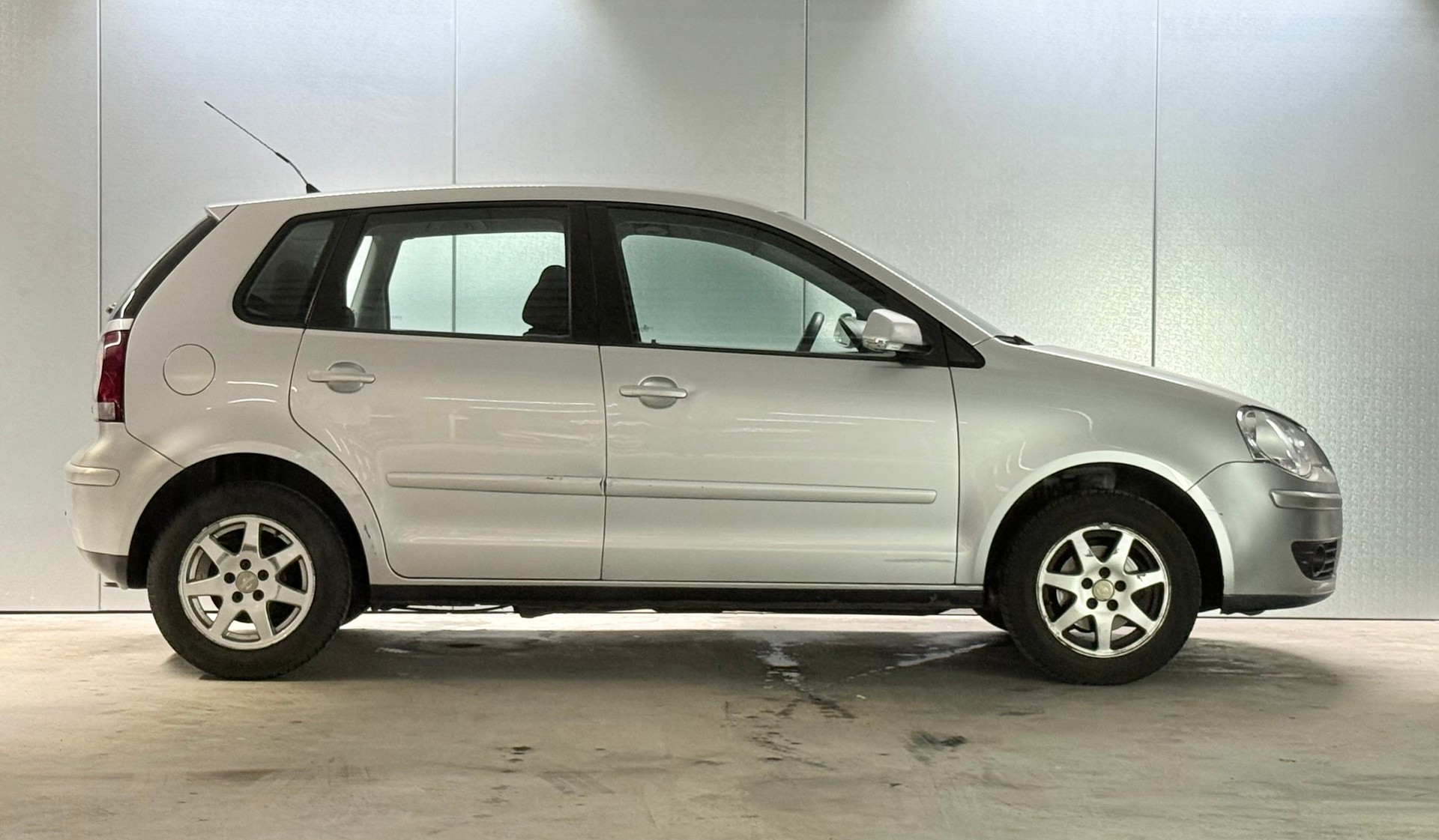 VW Polo 1.4 16V Young&Fresh Automatic-image-3