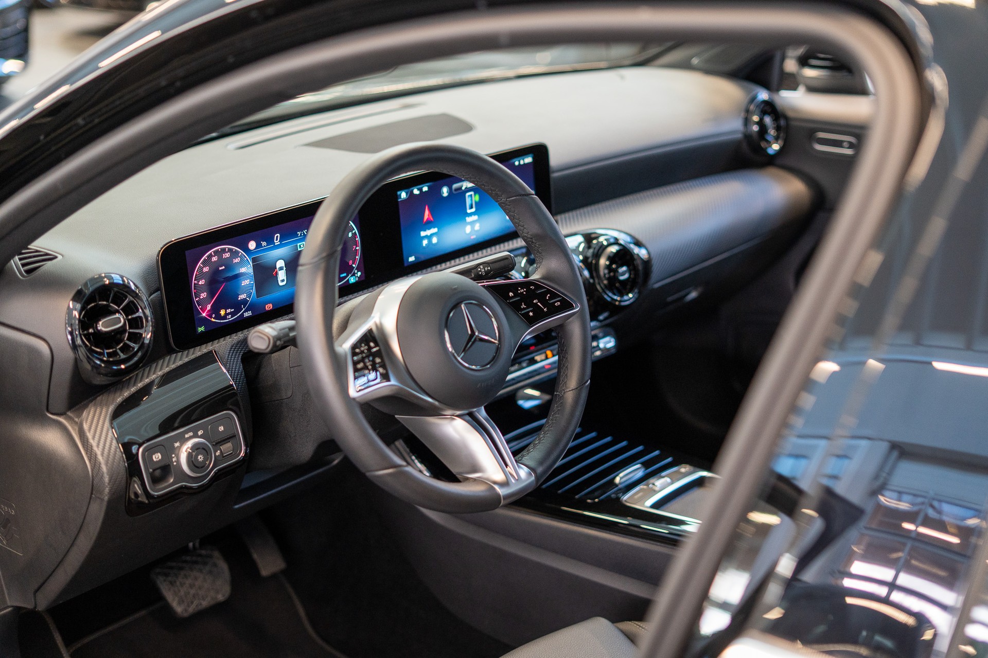 MERCEDES-BENZ A 180 Progressive Limousine / Facelift / Rückfahrkamera / Sitzheizung-image-9