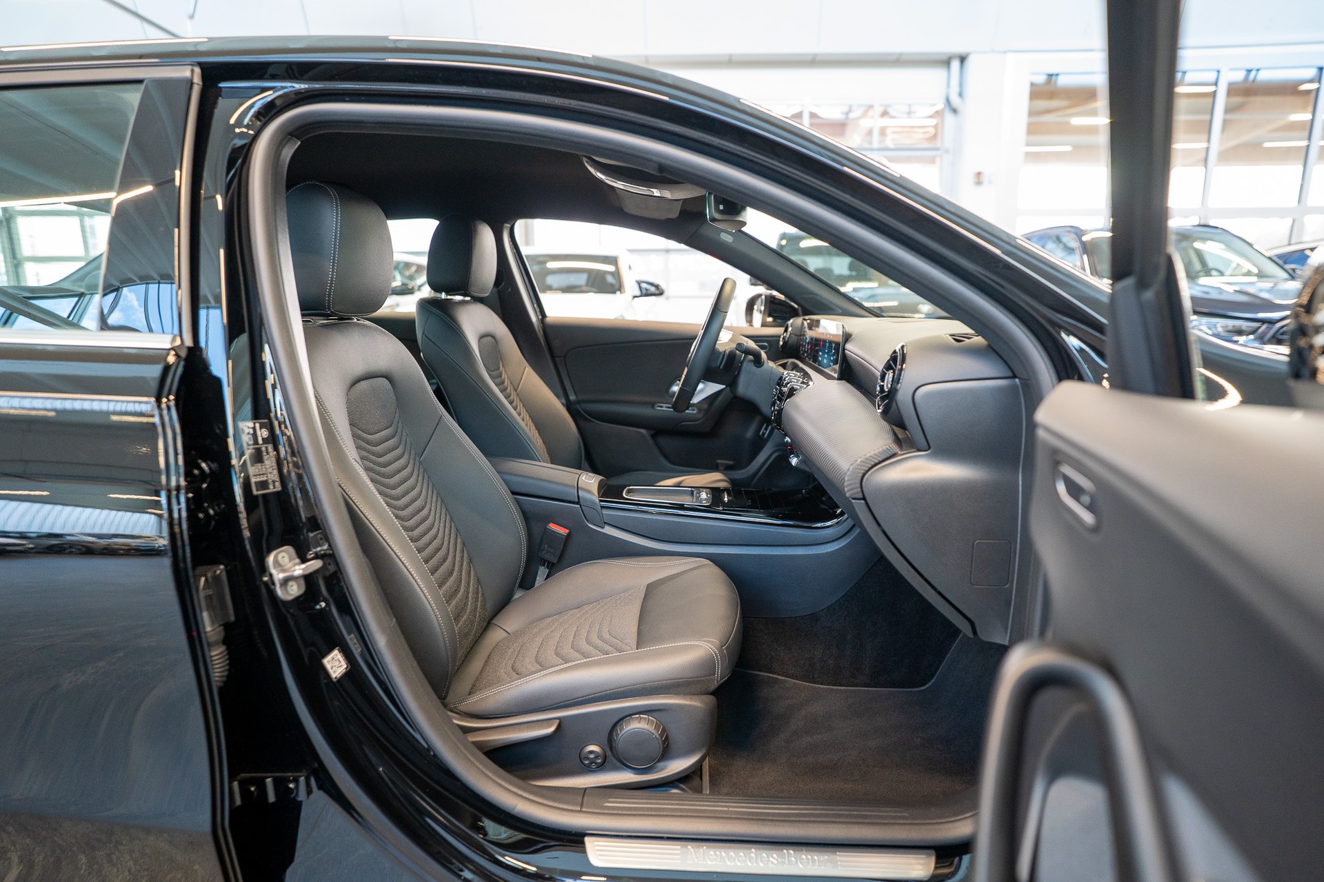 MERCEDES-BENZ A 180 Progressive Limousine / Facelift / Rückfahrkamera / Sitzheizung-image-14