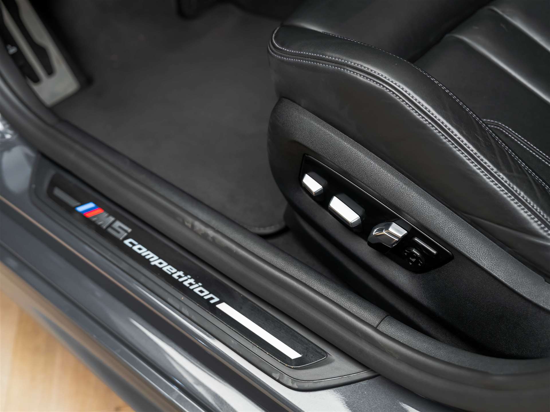 BMW M5 xDrive Competition Drivelogic *Carbon Dach*Head-Up*360°*-image-30