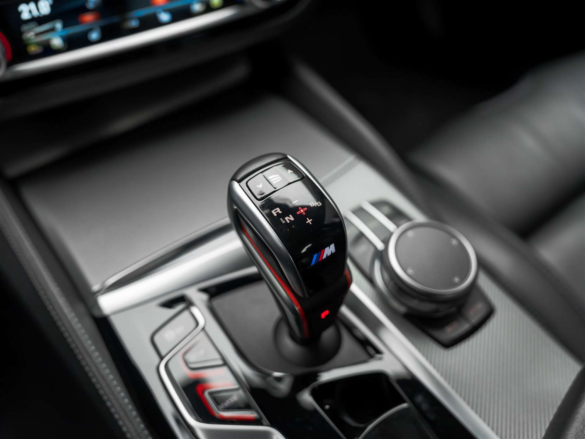 BMW M5 xDrive Competition Drivelogic *Carbon Dach*Head-Up*360°*-image-44