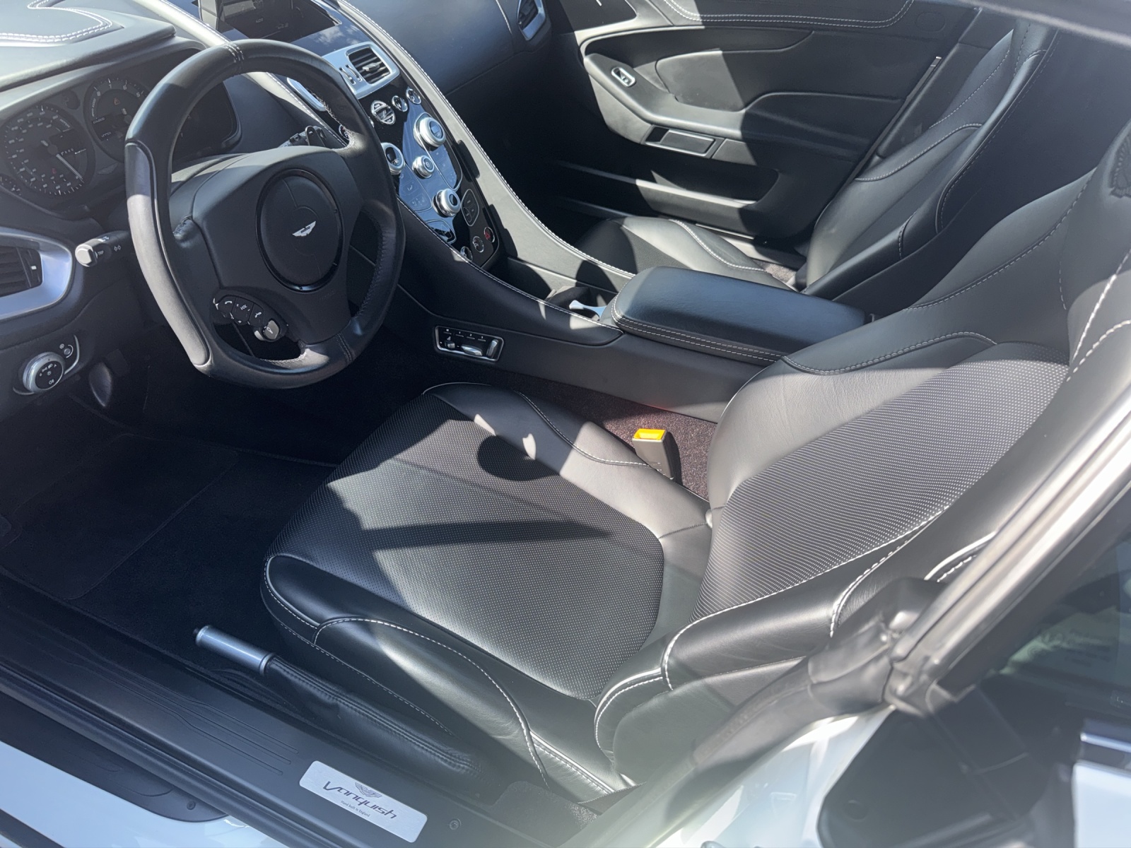 ASTON MARTIN Vanquish Volante V12 5.9-48 Touchtronic 3-image-7