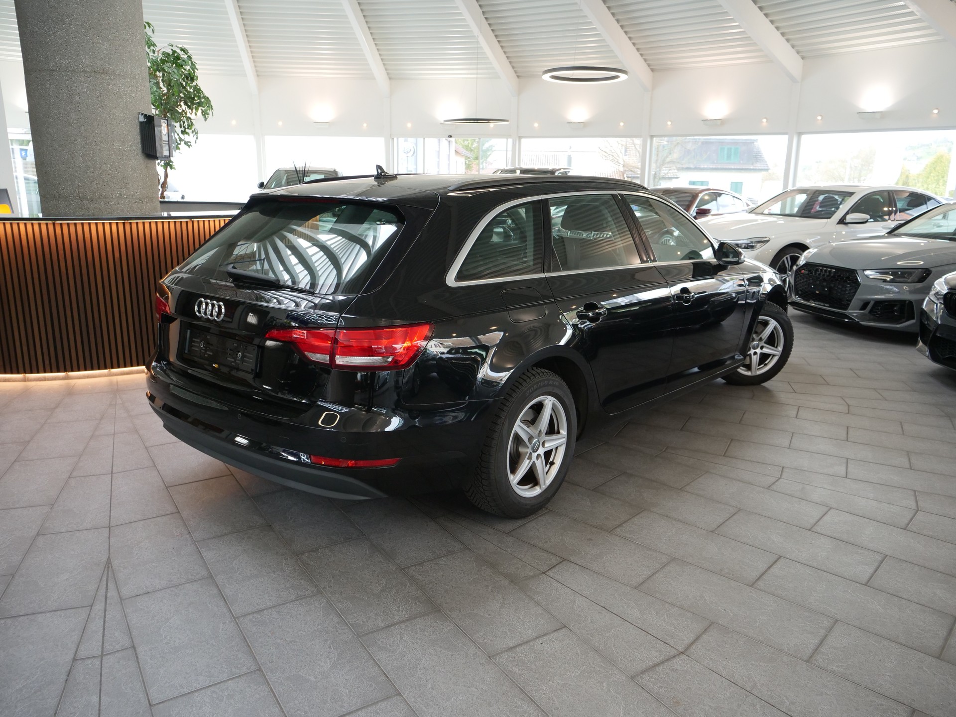 AUDI A4 Avant 2.0 TDI S-tronic-showroom-element-1