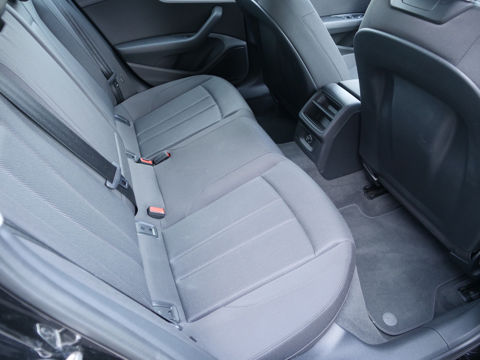 AUDI A4 Avant 2.0 TDI S-tronic-image-10