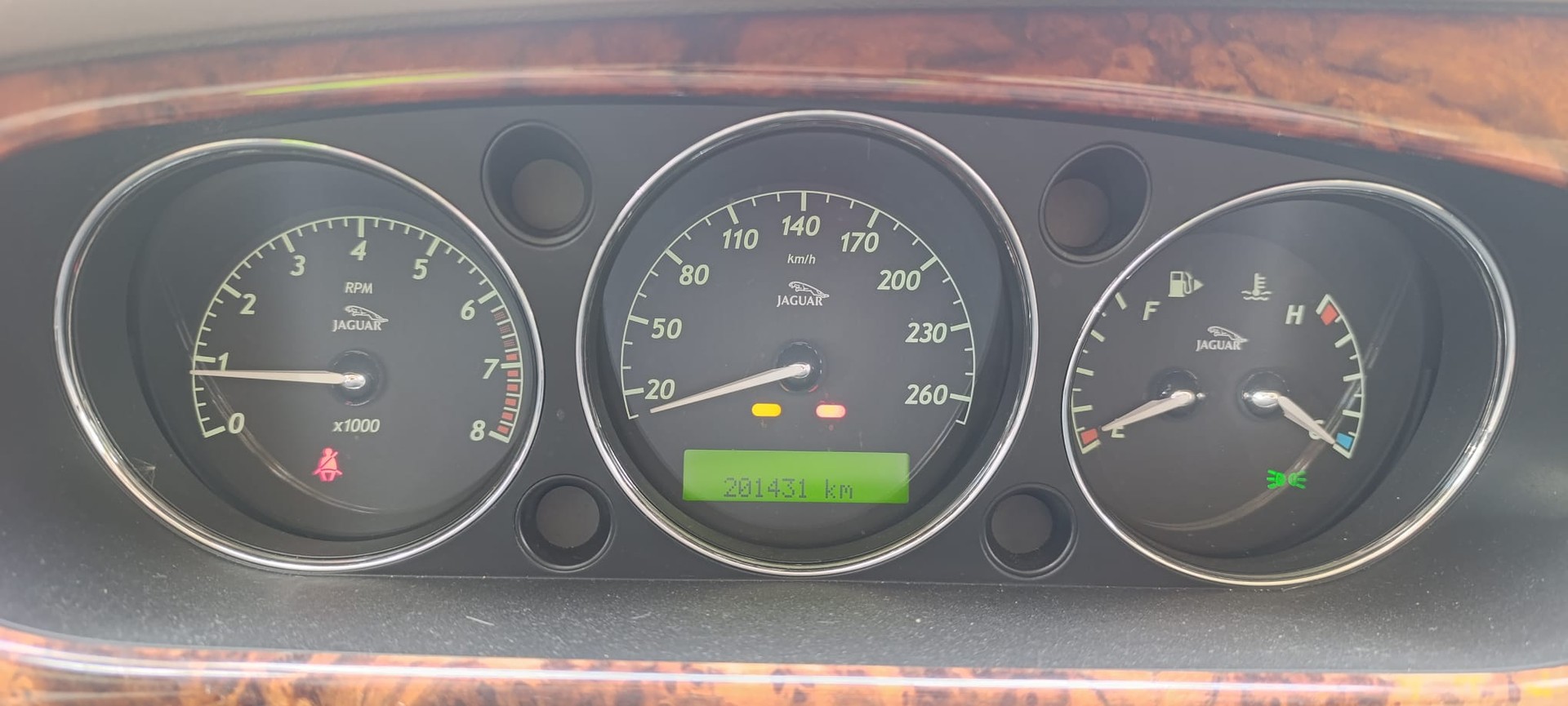 JAGUAR XJ8 4.2 V8 Executive-showroom-element-3