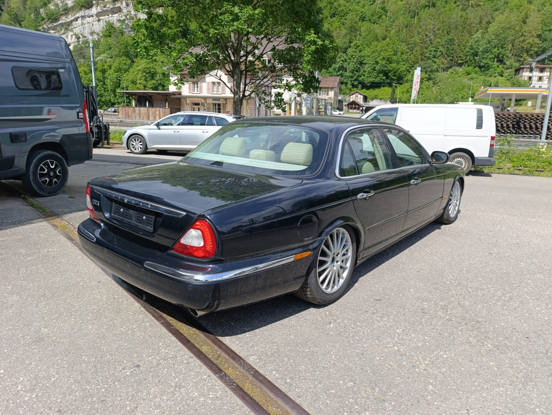 JAGUAR XJ8 4.2 V8 Executive-showroom-element-2