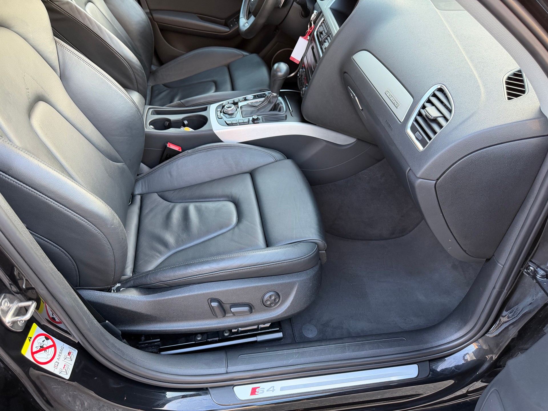 AUDI S4 Avant 3.0 TFSI quattro S-tronic-image-16