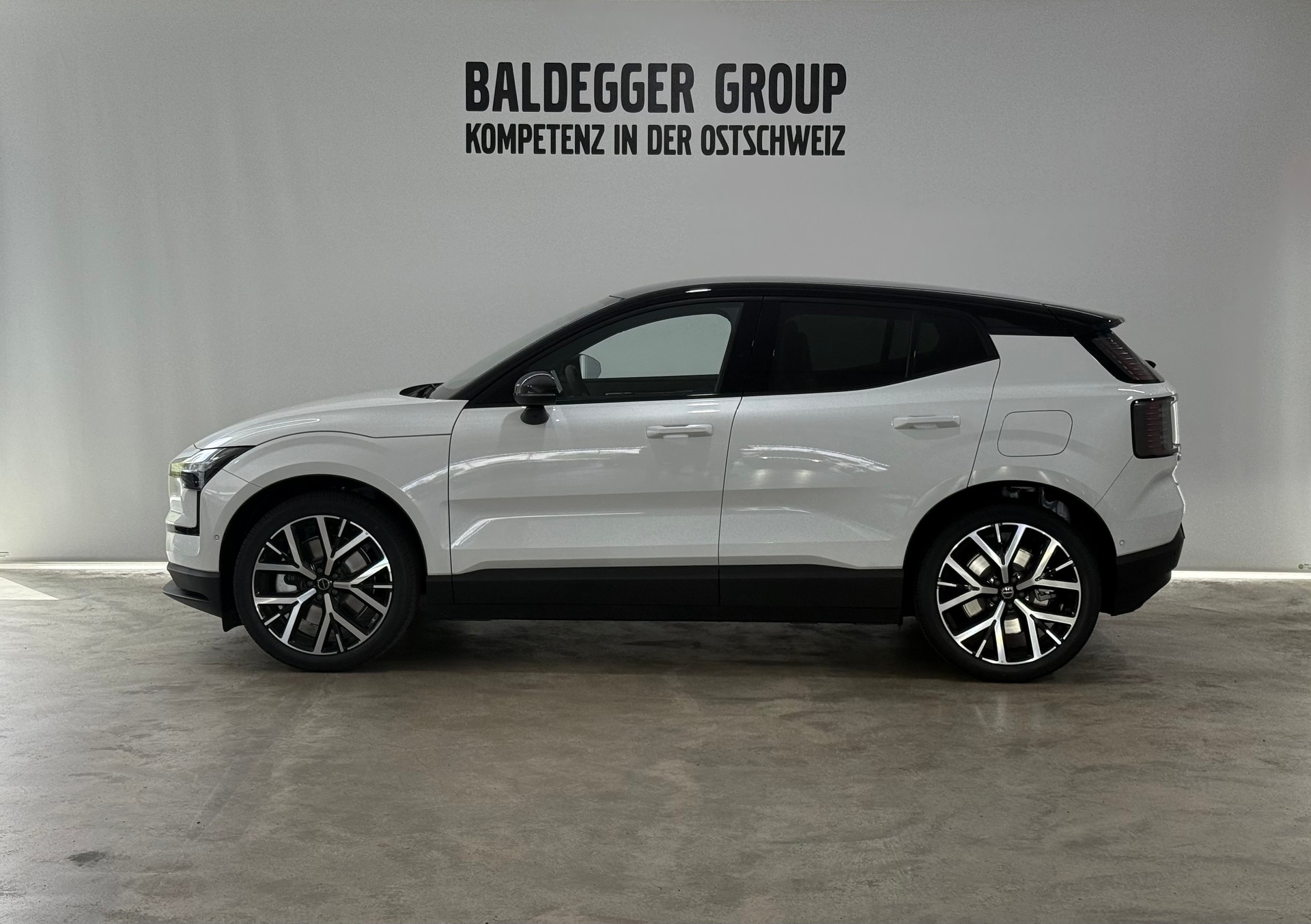 VOLVO EX 30 E60 Twin Ultra Performanc-showroom-element-1