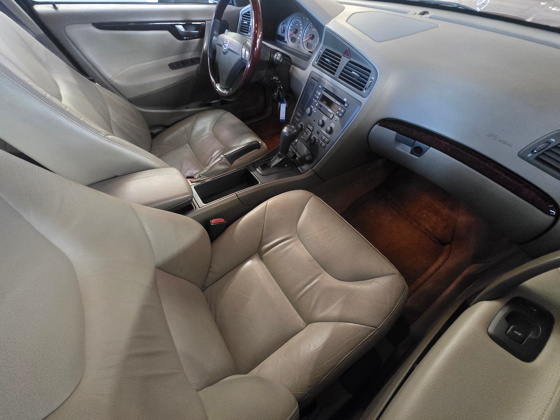 VOLVO V70 2.4-image-6